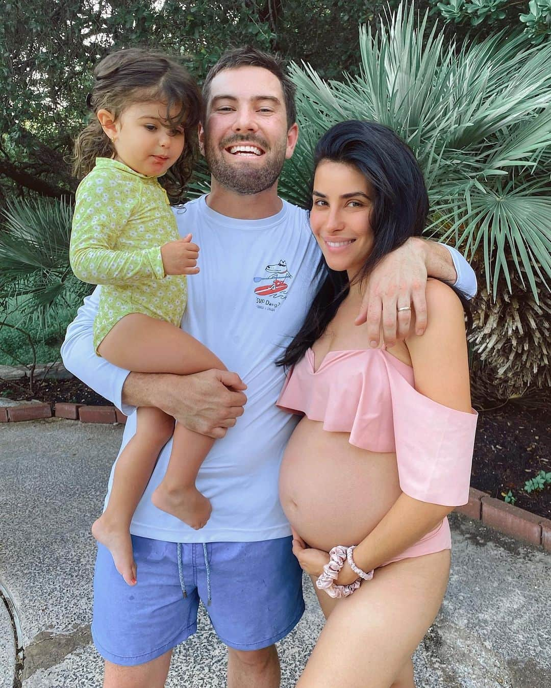 Sazan Hendrixさんのインスタグラム写真 - (Sazan HendrixInstagram)「Grateful for these two cuties & the sweet little nugget in my growing belly who I already love so much 💛💫#22weeks #godisgood #happysunday」7月6日 0時25分 - sazan