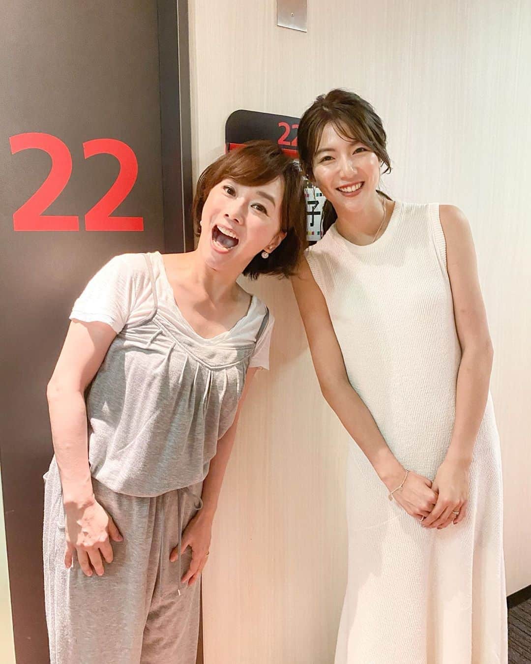 淡輪優希のインスタグラム：「#ジャンクスポーツ 見て頂いた皆様ありがとうございました‼️⚾️ . ちなみに皆さまからご心配のコメント多数頂きますが、"喧嘩したらHR"はお付き合いして1年目のみなので、今は逆にまったく喧嘩はしません🤣🙌昔はすり合わせのための喧嘩をよくしておりましたなぁ…その度に打つから複雑でしたがそのおかげで仲直りしておりました😂🙏 . 石井GMの奥様である木佐さんと収録後にお写真撮って頂きました！木佐さんがいるだけでその場が明るくなるとっても素敵な方でした✨夫婦共々今シーズンもよろしくお願い致します🙇‍♀️！！」