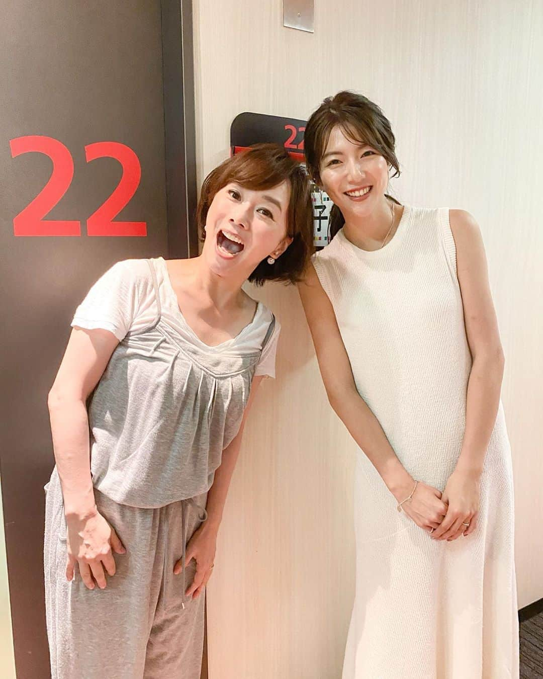 淡輪優希さんのインスタグラム写真 - (淡輪優希Instagram)「#ジャンクスポーツ 見て頂いた皆様ありがとうございました‼️⚾️ . ちなみに皆さまからご心配のコメント多数頂きますが、"喧嘩したらHR"はお付き合いして1年目のみなので、今は逆にまったく喧嘩はしません🤣🙌昔はすり合わせのための喧嘩をよくしておりましたなぁ…その度に打つから複雑でしたがそのおかげで仲直りしておりました😂🙏 . 石井GMの奥様である木佐さんと収録後にお写真撮って頂きました！木佐さんがいるだけでその場が明るくなるとっても素敵な方でした✨夫婦共々今シーズンもよろしくお願い致します🙇‍♀️！！」7月6日 0時19分 - yukitannowa