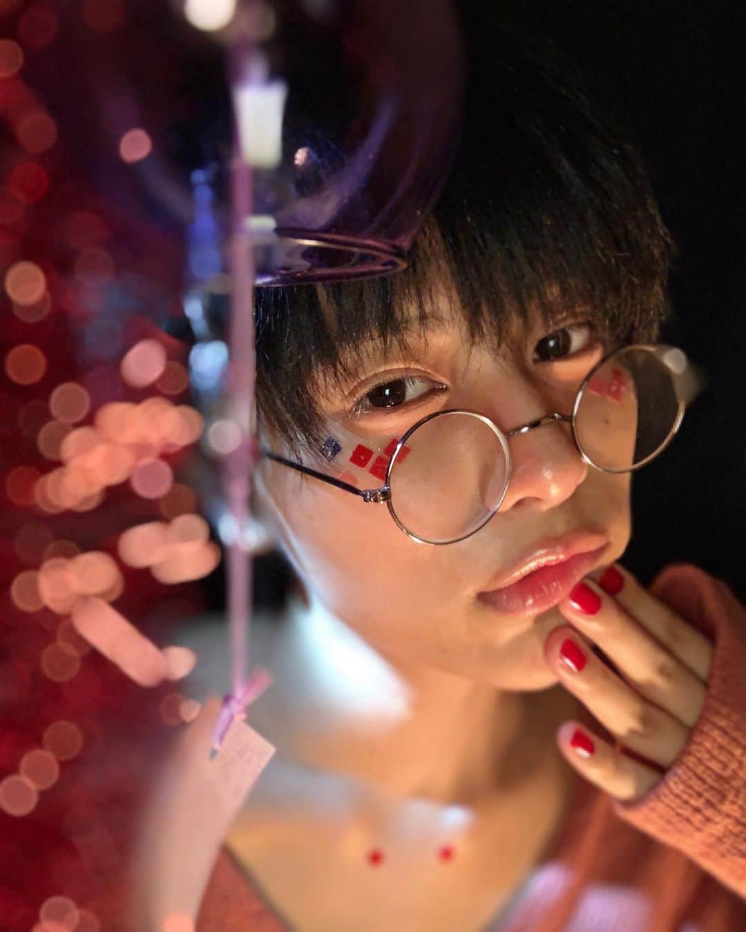 春川芽生のインスタグラム：「おうちで帰りを待つ 金魚系、リベンジマッチ💠🔥🔻🔻♓️  ※ #多分大きめの水槽が必須 ※ #近年稀に見る雑食 ※ #青色のビー玉と飼育するとご機嫌 .｡o○  #cosplay #創作 #金魚 #擬人化」