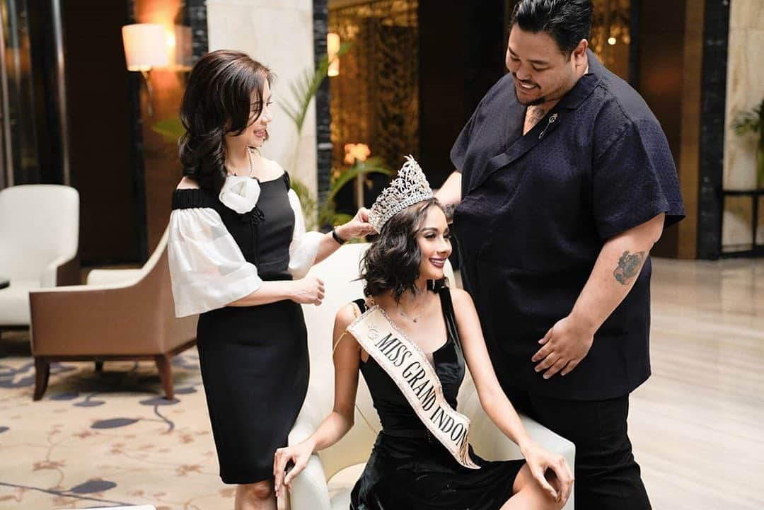 Ivan Gunawanさんのインスタグラム写真 - (Ivan GunawanInstagram)「Yesterday, Yayasan Dunia Mega Bintang had the honor to meet @ytutamaputra , the creator the World of Victory Crown for Miss Grand Indonesia 2020, and designed by our National Director @ivan_gunawan  Miss Grand Indonesia 2020 @aurrakharishma had the chance to meet Ibu @anniemulia in person  #MissGrandIndonesia2020 #MGI2020  #YayasanDuniaMegaBintang  #ytutamaputra  #ivangunawan  #AurraKharishma」7月5日 22時50分 - ivan_gunawan