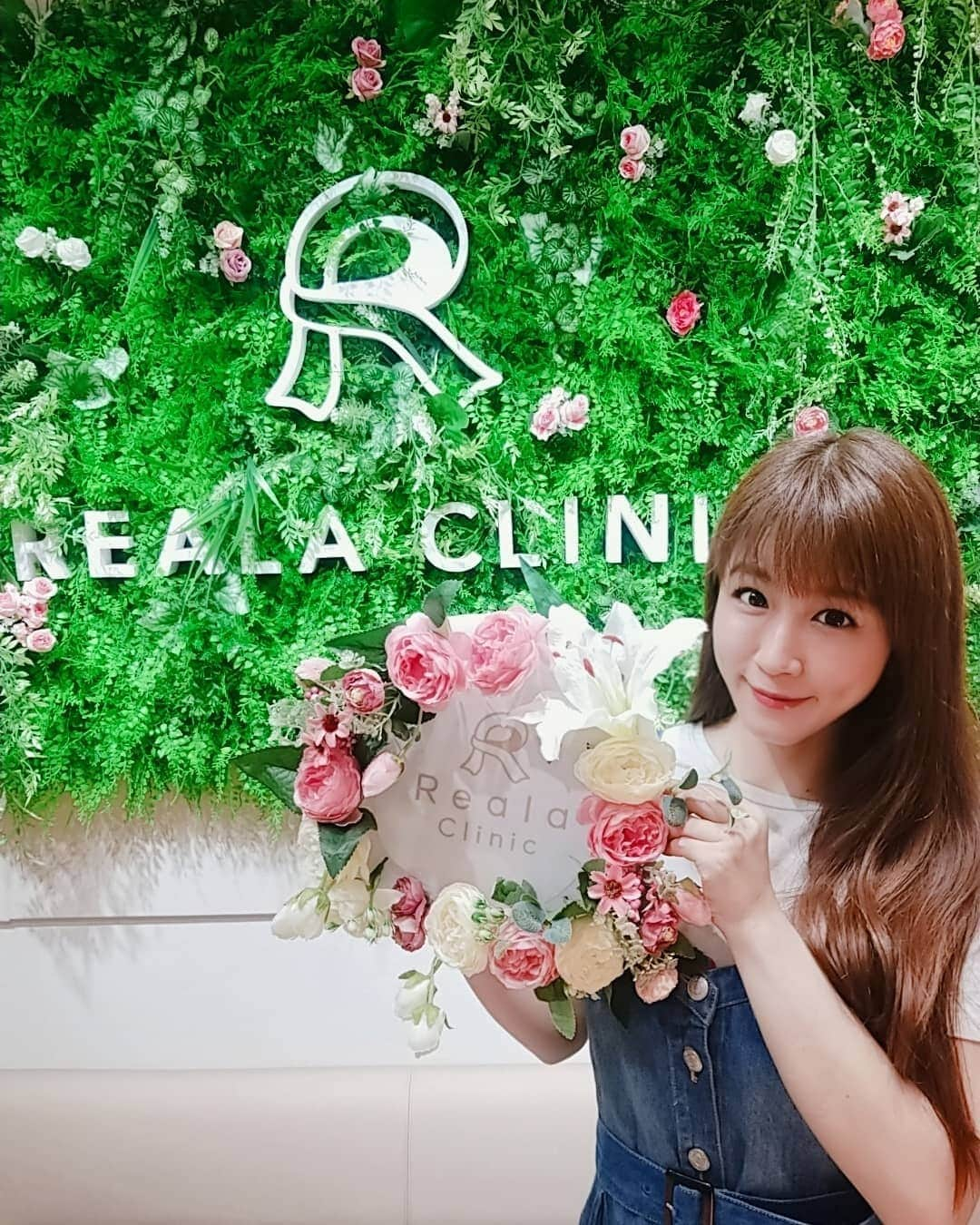 ようこさんのインスタグラム写真 - (ようこInstagram)「リアラクリニック池袋院さん﻿ @reala.clinic にて﻿ ハイフの施術をして頂きました😊﻿ ﻿ ﻿ ハイフも色々な種類があるのですが今回施術していただいたのはソノクィーンという機械です。﻿ ソノクィーンは皮膚の最深層まで超音波エネルギーを当てることができ根本的なたるみ解決が可能な治療方法です✴️﻿ ﻿ コラーゲンが生成されるので皮膚の厚みや弾力が増すのでリフトアップ効果が長続きできるのです❤️﻿ ダウンタイムもないので大好きな治療です🎵﻿ ﻿ 年齢を重ねるとどんどん下へ下へとお肉が移動してしまい二重顎になりやすくなってます。﻿ たるみ、二重顎が気になっていたので施術して頂けてこれから楽しみです❤️﻿ ﻿ ﻿ 目の下など骨が当たるところは当てているのが分かりますがうとうと寝てしまっていたので痛みは本当に気にならないです🎵﻿ ﻿ 先生もスタッフさんもみなさん優しくて癒されちゃいました❤️﻿ ﻿ ﻿ ﻿ 顔のたるみが気になる方・小顔になりたい方・リフトアップしたい方ぜひぜひオススメです❤️﻿ カウンセリングだけでも行かれてみてください🎵﻿ ﻿ クリニックの場所も東京芸術劇場の目の前すぐなので分かりやすいです。﻿ ﻿ 〒171-0021 東京都豊島区西池袋３丁目２５−２１ CIC IKEBUKURO BUIL 8階 ﻿ ﻿ ﻿ ﻿ #リアラクリニック　#池袋　#美容皮膚科　#脱毛　#医療脱毛　#全身脱毛　#美肌 #ハイフ #ソノクイーン　#hifu　#アンチエイジング　#リフトアップ　#たるみ　#小顔　#法令線　#美容好きな人と繋がりたい　#美容　#美容クリニック　#引き上げ」7月5日 22時50分 - 0606yoko