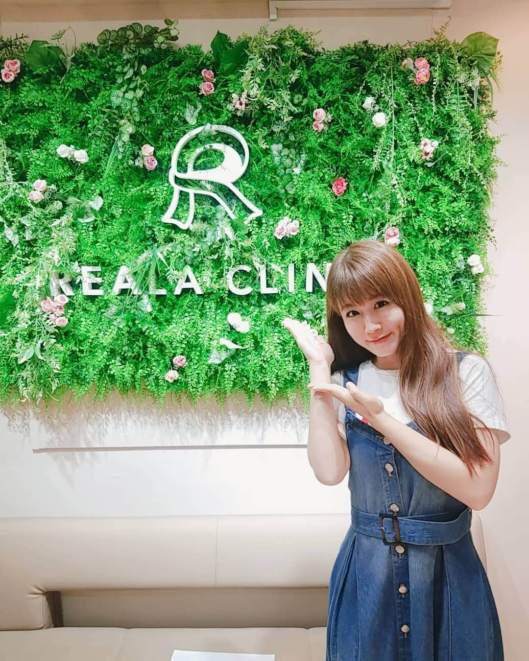 ようこさんのインスタグラム写真 - (ようこInstagram)「リアラクリニック池袋院さん﻿ @reala.clinic にて﻿ ハイフの施術をして頂きました😊﻿ ﻿ ﻿ ハイフも色々な種類があるのですが今回施術していただいたのはソノクィーンという機械です。﻿ ソノクィーンは皮膚の最深層まで超音波エネルギーを当てることができ根本的なたるみ解決が可能な治療方法です✴️﻿ ﻿ コラーゲンが生成されるので皮膚の厚みや弾力が増すのでリフトアップ効果が長続きできるのです❤️﻿ ダウンタイムもないので大好きな治療です🎵﻿ ﻿ 年齢を重ねるとどんどん下へ下へとお肉が移動してしまい二重顎になりやすくなってます。﻿ たるみ、二重顎が気になっていたので施術して頂けてこれから楽しみです❤️﻿ ﻿ ﻿ 目の下など骨が当たるところは当てているのが分かりますがうとうと寝てしまっていたので痛みは本当に気にならないです🎵﻿ ﻿ 先生もスタッフさんもみなさん優しくて癒されちゃいました❤️﻿ ﻿ ﻿ ﻿ 顔のたるみが気になる方・小顔になりたい方・リフトアップしたい方ぜひぜひオススメです❤️﻿ カウンセリングだけでも行かれてみてください🎵﻿ ﻿ クリニックの場所も東京芸術劇場の目の前すぐなので分かりやすいです。﻿ ﻿ 〒171-0021 東京都豊島区西池袋３丁目２５−２１ CIC IKEBUKURO BUIL 8階 ﻿ ﻿ ﻿ ﻿ #リアラクリニック　#池袋　#美容皮膚科　#脱毛　#医療脱毛　#全身脱毛　#美肌 #ハイフ #ソノクイーン　#hifu　#アンチエイジング　#リフトアップ　#たるみ　#小顔　#法令線　#美容好きな人と繋がりたい　#美容　#美容クリニック　#引き上げ」7月5日 22時50分 - 0606yoko