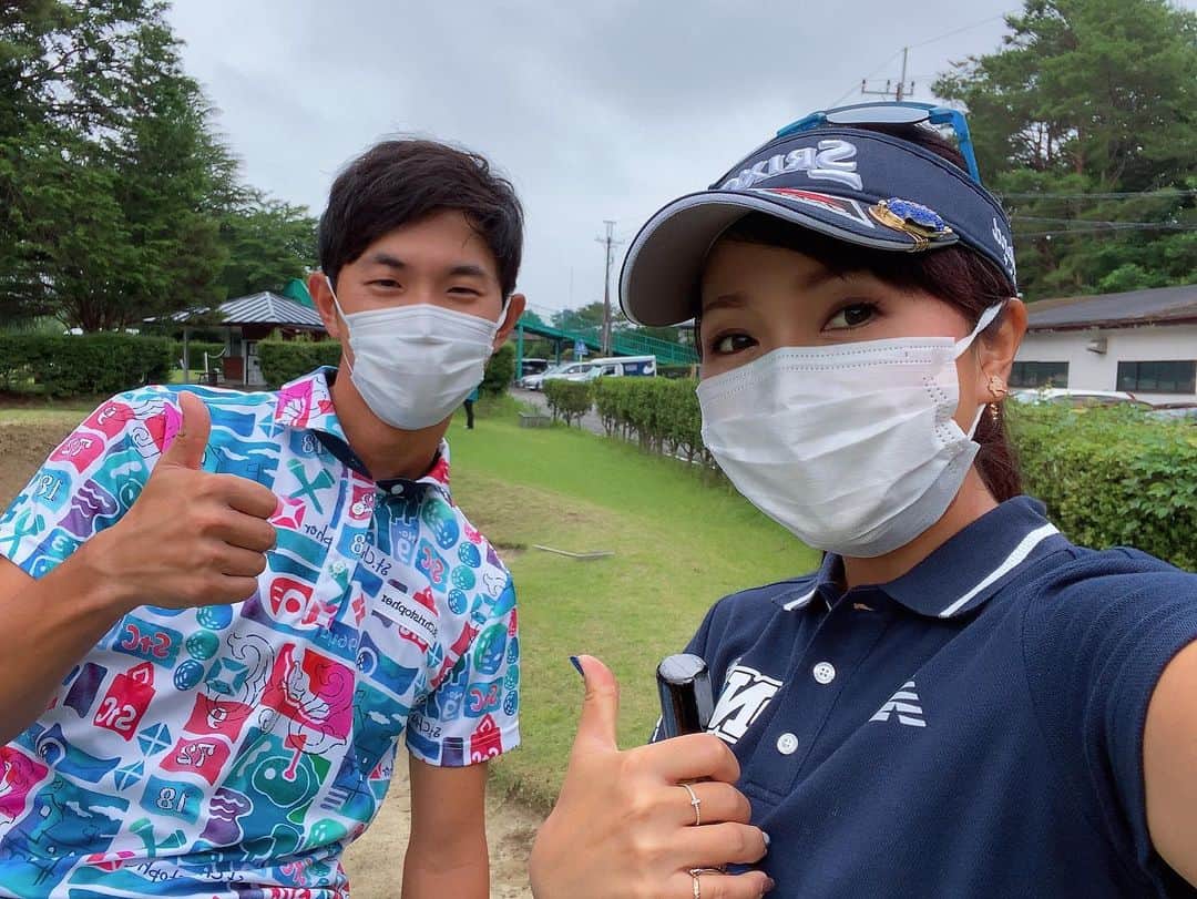青木瀬令奈さんのインスタグラム写真 - (青木瀬令奈Instagram)「今日は芳賀ジュニア教室に卒業生として同世代の未来也と一緒に顔を出して来ました⛳️🌸 #芳賀カントリークラブ  #芳賀ジュニア  #ジュニア教室　 ゴルフ場主催の月1回のジュニア教室🌸 私自身ゴルフを始めて1年ほど経った小学3年生の頃から高校3年生までの9年間、ほぼ毎月のように芳賀に通っておりました☺️ ⛳️ 私の師匠である佐藤剛平プロ始め所属プロの方からのスウィングや技術的なレッスンはもちろんのこと、「ジュニア育成委員」というゴルフ場のクラブチャンピオンなどをとっているメンバー様たちが、親では中々教えられないようなことを含めてマナーやエチケット、メンバー様ならではの匠の技などを教えてくれます☺️ 終わったあとは必ず1日の感想を全員の前でお話しする時間があり、当時は人前で話すことはとっても嫌だったけど、1日を振り返って自分の意見をまとめ、みんなの前で発言するという貴重な経験もさせてくれます😂 ジュニアだけの教室ではなく、親御さんへの指導も含めて色んなことを教えてくれる芳賀ジュニア教室。こんなに素晴らしいジュニア教室は他に見たことありません😊芳賀の皆さんがどれだけ御尽力頂いているか、大人になった今だからこそわかることが沢山ありますし、ここで育ったからこそ、今の私があります😊🙏🌸 ⛳️ 実際私の場合は、代名詞となった直ドラを委員さんから教えてもらったり、クラチャンの委員さんに毎月勝負してもらったり、時には先輩の高校生を負かしながらw日々同世代のみんなと切磋琢磨してきました☺️⛳️ ⛳️ そんな私にとって大切な場所が、今もこうして沢山のジュニアたちの笑顔で溢れていて、当時から変わらない委員さんもいて、帰る場所があって、とても幸せだなと感じました😊🌸 ⛳️ みんなゴルフに対して真剣で、調子が悪かったら悔しがったり、良かったら調子に乗ったり、そんな素直な表情や、ゴルフ以外の話に目をキラキラさせたり、他愛のない話をしてると一人一人個性があって、子供って本当に沢山の可能性を秘めてる宝物だなって思いました☺️💓 ⛳️ 残念ながらプロゴルファーの道は全員がなれるような優しい世界じゃないから、この中の全員はプロにはなれないかもしれない。でも、どんな世界に進んだとしても、今日この日にここで学んだこと、ここで経験したことはいつか必ず自分の糧になる💪 私自身もまた、色んなことを思い出させてくれたかけがえのない今日になりました🌸 ⛳️ 今日はバンカーショットやアプローチを指導できる子にさせてもらったり、一緒にまわってくれた2人とは、コースマネジメントやルール、歩き方など色んなことをお話しできました☺️💓 みんなのおかげでとても楽しくて、あっという間の1日で本当に充実した時間になりました☺️⛳️ 今日写真撮れなかったみんなも、 今日参加できなかったみんなも、 みんな私の大切な後輩です💓 また遊びに行くね🌸 #loveandthanks  #芳賀ジュニア教室　 #教訓　 #言葉づかいはハッキリと　 #行動は機敏に　 #子供は未来の宝物  #芳賀ジュニア卒業生　 #プロゴルファー　 #阿久津未来也  #感謝」7月5日 22時52分 - serenaaoki_official