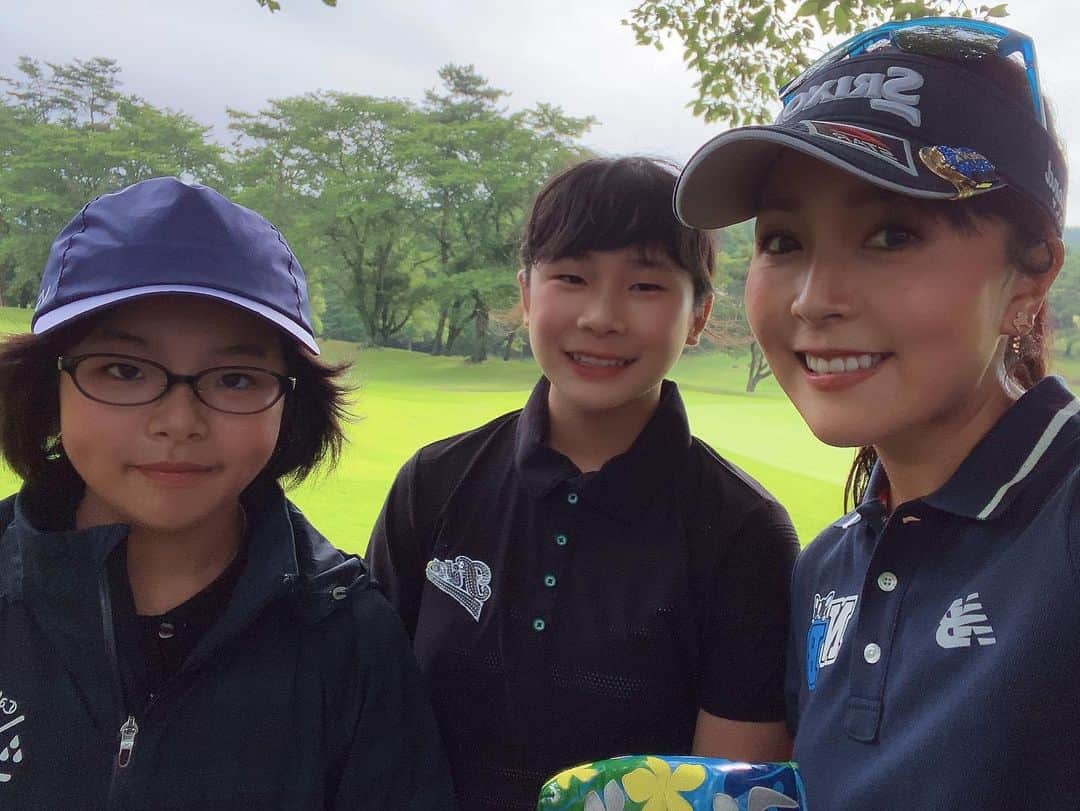 青木瀬令奈さんのインスタグラム写真 - (青木瀬令奈Instagram)「今日は芳賀ジュニア教室に卒業生として同世代の未来也と一緒に顔を出して来ました⛳️🌸 #芳賀カントリークラブ  #芳賀ジュニア  #ジュニア教室　 ゴルフ場主催の月1回のジュニア教室🌸 私自身ゴルフを始めて1年ほど経った小学3年生の頃から高校3年生までの9年間、ほぼ毎月のように芳賀に通っておりました☺️ ⛳️ 私の師匠である佐藤剛平プロ始め所属プロの方からのスウィングや技術的なレッスンはもちろんのこと、「ジュニア育成委員」というゴルフ場のクラブチャンピオンなどをとっているメンバー様たちが、親では中々教えられないようなことを含めてマナーやエチケット、メンバー様ならではの匠の技などを教えてくれます☺️ 終わったあとは必ず1日の感想を全員の前でお話しする時間があり、当時は人前で話すことはとっても嫌だったけど、1日を振り返って自分の意見をまとめ、みんなの前で発言するという貴重な経験もさせてくれます😂 ジュニアだけの教室ではなく、親御さんへの指導も含めて色んなことを教えてくれる芳賀ジュニア教室。こんなに素晴らしいジュニア教室は他に見たことありません😊芳賀の皆さんがどれだけ御尽力頂いているか、大人になった今だからこそわかることが沢山ありますし、ここで育ったからこそ、今の私があります😊🙏🌸 ⛳️ 実際私の場合は、代名詞となった直ドラを委員さんから教えてもらったり、クラチャンの委員さんに毎月勝負してもらったり、時には先輩の高校生を負かしながらw日々同世代のみんなと切磋琢磨してきました☺️⛳️ ⛳️ そんな私にとって大切な場所が、今もこうして沢山のジュニアたちの笑顔で溢れていて、当時から変わらない委員さんもいて、帰る場所があって、とても幸せだなと感じました😊🌸 ⛳️ みんなゴルフに対して真剣で、調子が悪かったら悔しがったり、良かったら調子に乗ったり、そんな素直な表情や、ゴルフ以外の話に目をキラキラさせたり、他愛のない話をしてると一人一人個性があって、子供って本当に沢山の可能性を秘めてる宝物だなって思いました☺️💓 ⛳️ 残念ながらプロゴルファーの道は全員がなれるような優しい世界じゃないから、この中の全員はプロにはなれないかもしれない。でも、どんな世界に進んだとしても、今日この日にここで学んだこと、ここで経験したことはいつか必ず自分の糧になる💪 私自身もまた、色んなことを思い出させてくれたかけがえのない今日になりました🌸 ⛳️ 今日はバンカーショットやアプローチを指導できる子にさせてもらったり、一緒にまわってくれた2人とは、コースマネジメントやルール、歩き方など色んなことをお話しできました☺️💓 みんなのおかげでとても楽しくて、あっという間の1日で本当に充実した時間になりました☺️⛳️ 今日写真撮れなかったみんなも、 今日参加できなかったみんなも、 みんな私の大切な後輩です💓 また遊びに行くね🌸 #loveandthanks  #芳賀ジュニア教室　 #教訓　 #言葉づかいはハッキリと　 #行動は機敏に　 #子供は未来の宝物  #芳賀ジュニア卒業生　 #プロゴルファー　 #阿久津未来也  #感謝」7月5日 22時52分 - serenaaoki_official