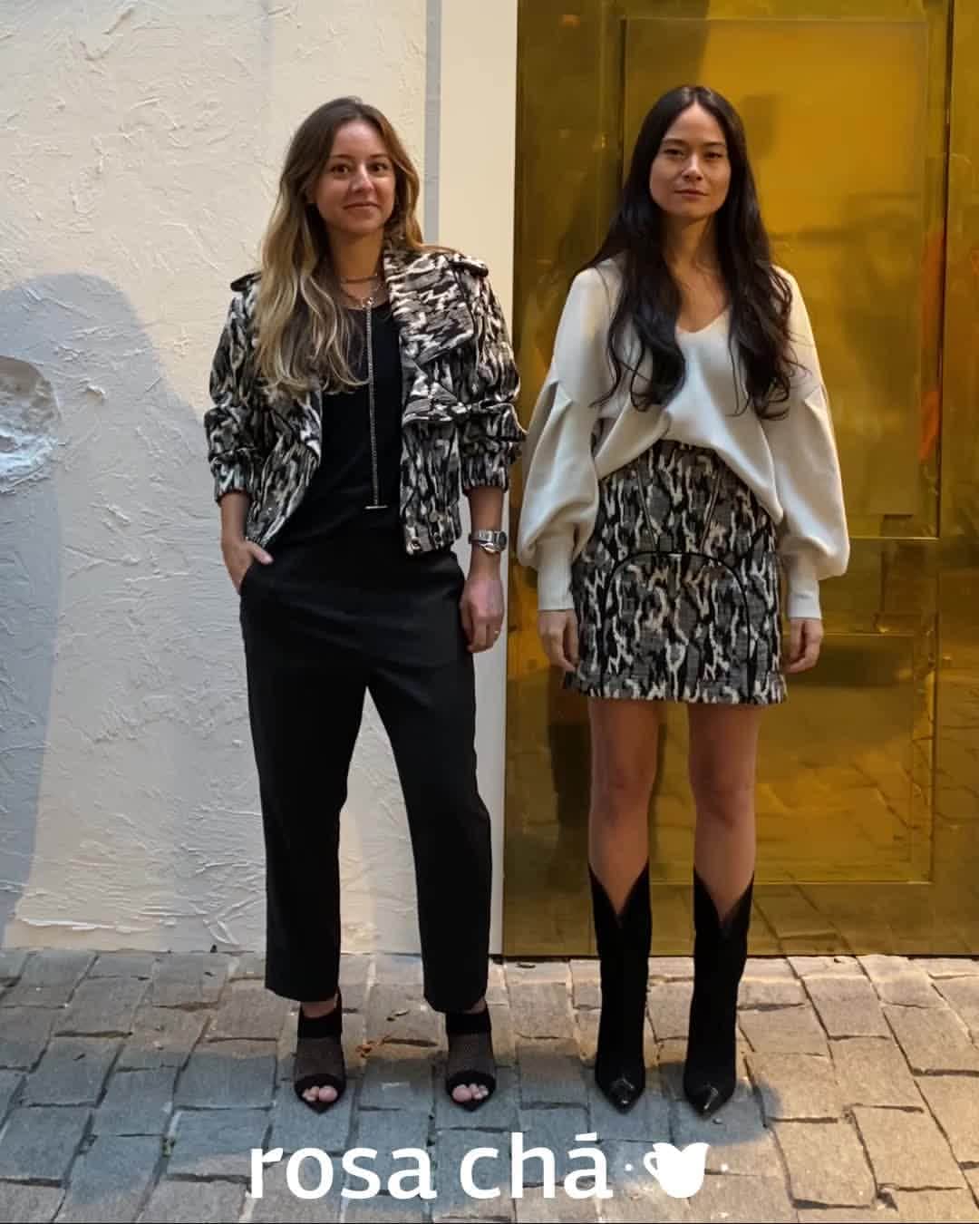 のインスタグラム：「ROSA CHÁ SALE  Faça como a nossa equipe de estilo e aproveite a sale da #RosaCha, que tem peças lindas com descontos imperdíveis de 60%! Acesse rosacha.com.br ou visite uma de nossas lojas físicas e garanta seus looks favoritos. #sale」