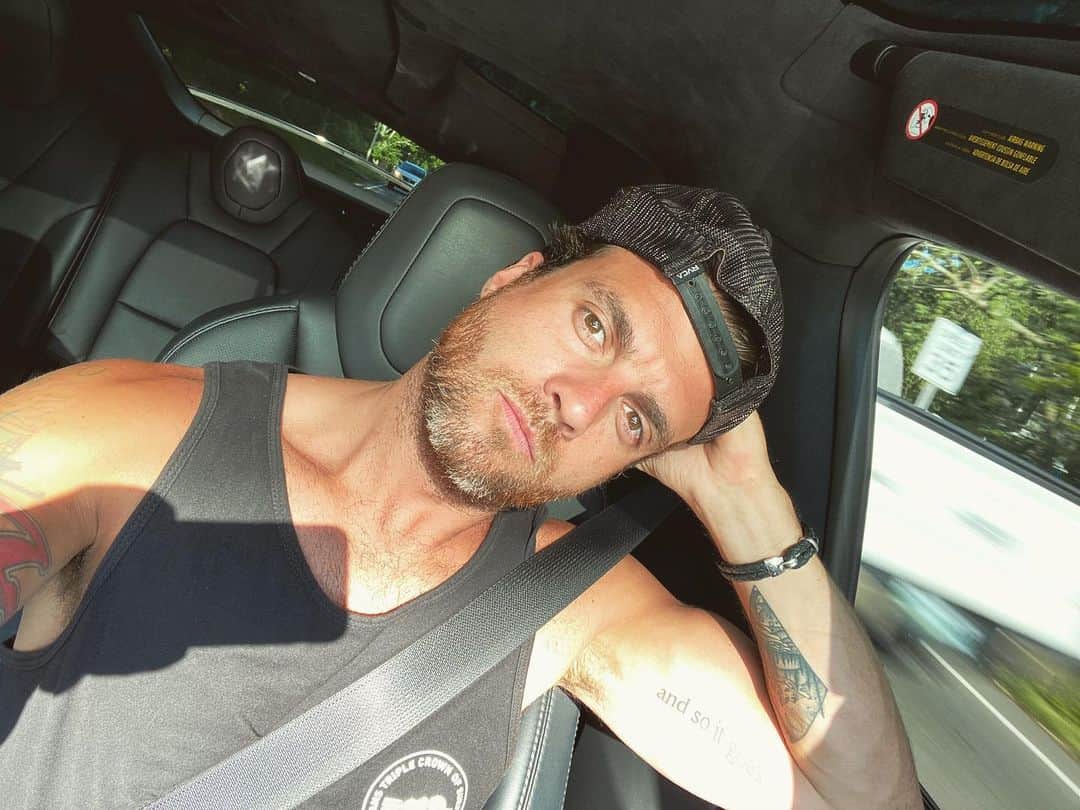 リアン・ドーソンのインスタグラム：「i’m always envious of these people that post good pics of themselves & then you read the caption and it’s some 5 paragraph inspirational letter about how you must jump over life’s hurdles and how YOU matter and how mercury is in retrograde. then there’s me sitting here trying desperately to think of one that doesn’t have to do with cold brew or drums.」