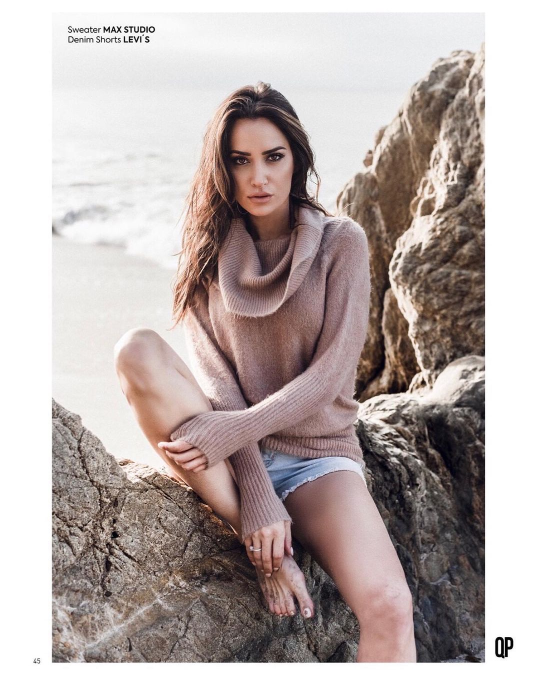 ドナ・フェルドマンのインスタグラム：「#oceanair #saltyhair @qpmag @samanthastudio #editorial @levis #malibu」