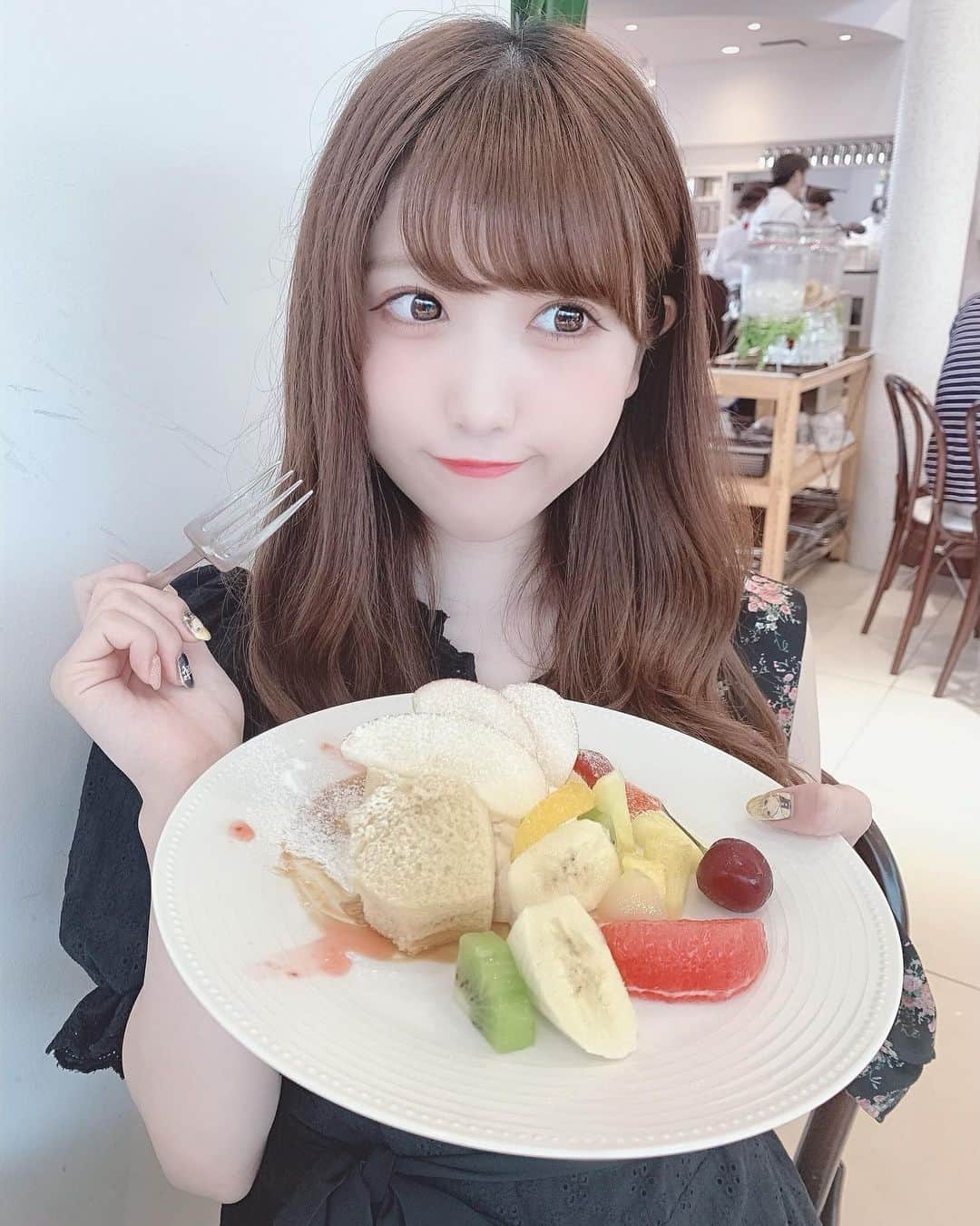 田口未彩のインスタグラム：「🎀 . . 地元のカフェでママと☕️💭💭 . 甘いの苦手だったのに 最近はほんとに毎日ってほど １日に１回はケーキ食べてる🍰💓 . . . #ケーキ　#カフェ　#茨城カフェ　#地元　#デザート　スワンキス  #ワンピース　#インスタ映え」