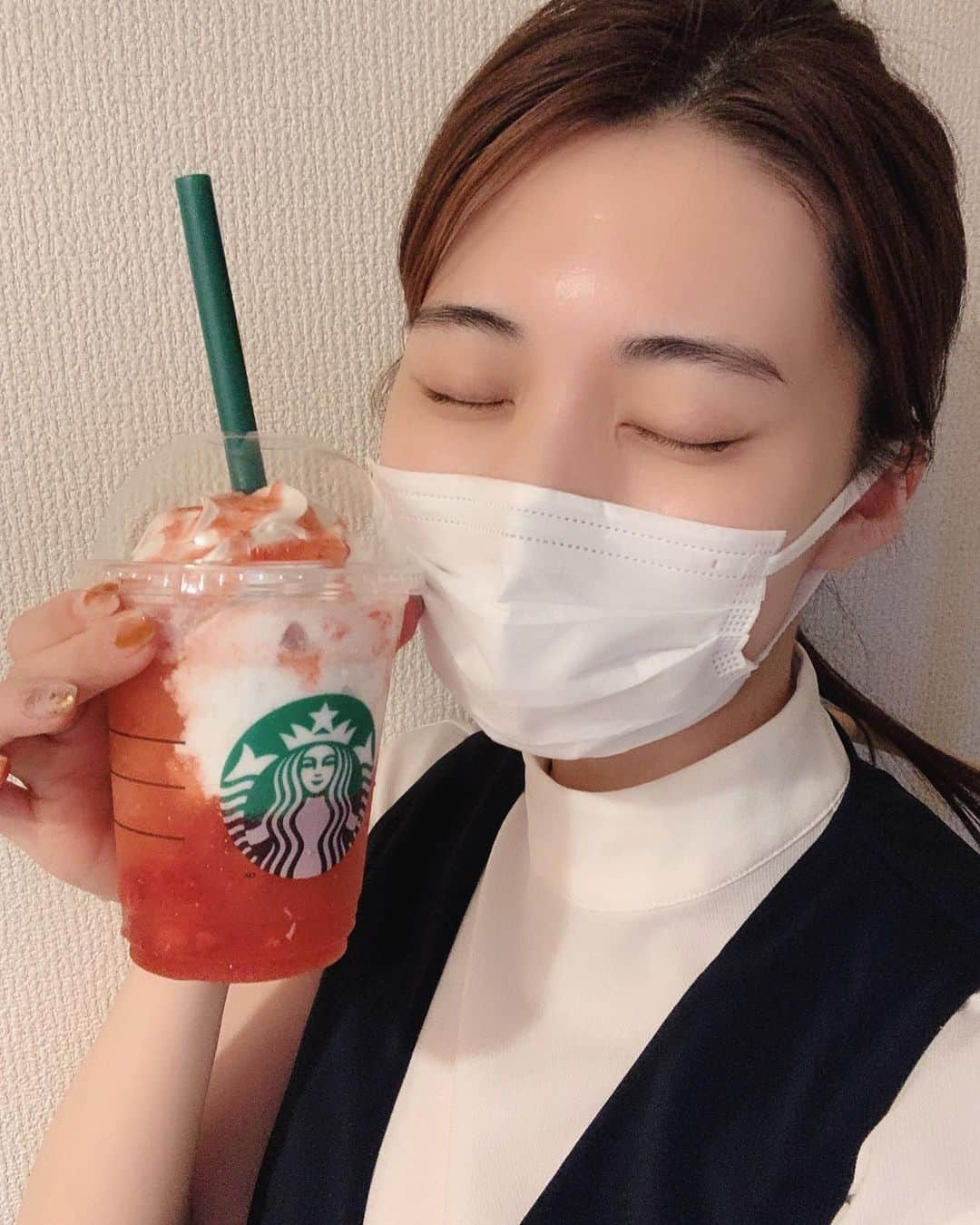 山岸逢花さんのインスタグラム写真 - (山岸逢花Instagram)「今日はひとり初フラペチーノ記念なのでした👧🏽🍓💮 . . 1.2枚目はマネさんは買ったのに わたしは小っ恥ずかしさゆえ買えなかったときの顔 3.4枚目はやっとこゲットした今日の写真だよ〜〜〜いえ〜い！ . . . Twitterに書いたらみんなおめでとうしてくれて喜んでる😂どこまでも優しくて😂🌼ありがとう😂 . . . #山岸逢花 #あいぱん #AV女優 #AV #私服 #あいぱんふく #coordinate #aikayamagishi」7月5日 23時05分 - ayakayamagishi_