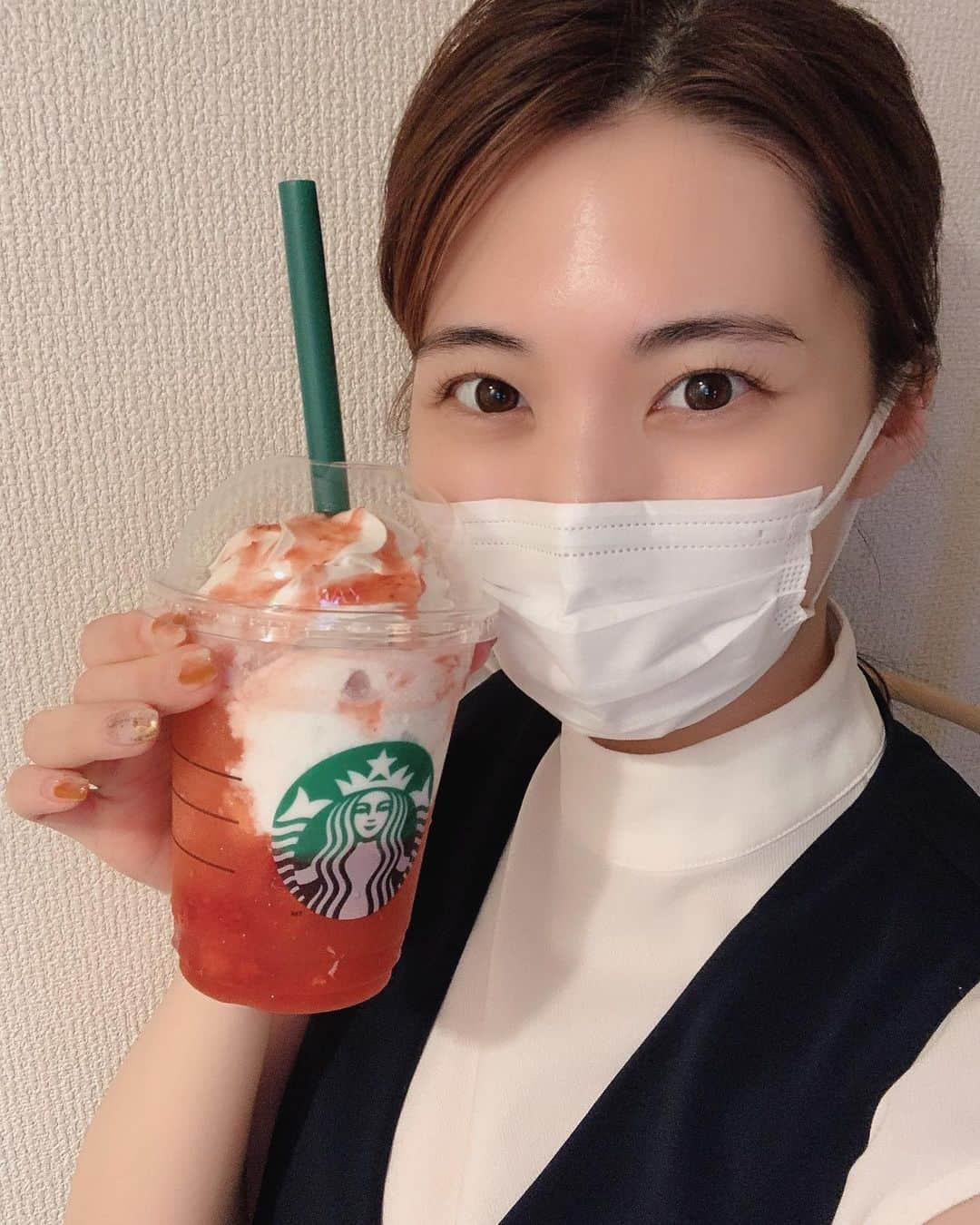 山岸逢花さんのインスタグラム写真 - (山岸逢花Instagram)「今日はひとり初フラペチーノ記念なのでした👧🏽🍓💮 . . 1.2枚目はマネさんは買ったのに わたしは小っ恥ずかしさゆえ買えなかったときの顔 3.4枚目はやっとこゲットした今日の写真だよ〜〜〜いえ〜い！ . . . Twitterに書いたらみんなおめでとうしてくれて喜んでる😂どこまでも優しくて😂🌼ありがとう😂 . . . #山岸逢花 #あいぱん #AV女優 #AV #私服 #あいぱんふく #coordinate #aikayamagishi」7月5日 23時05分 - ayakayamagishi_