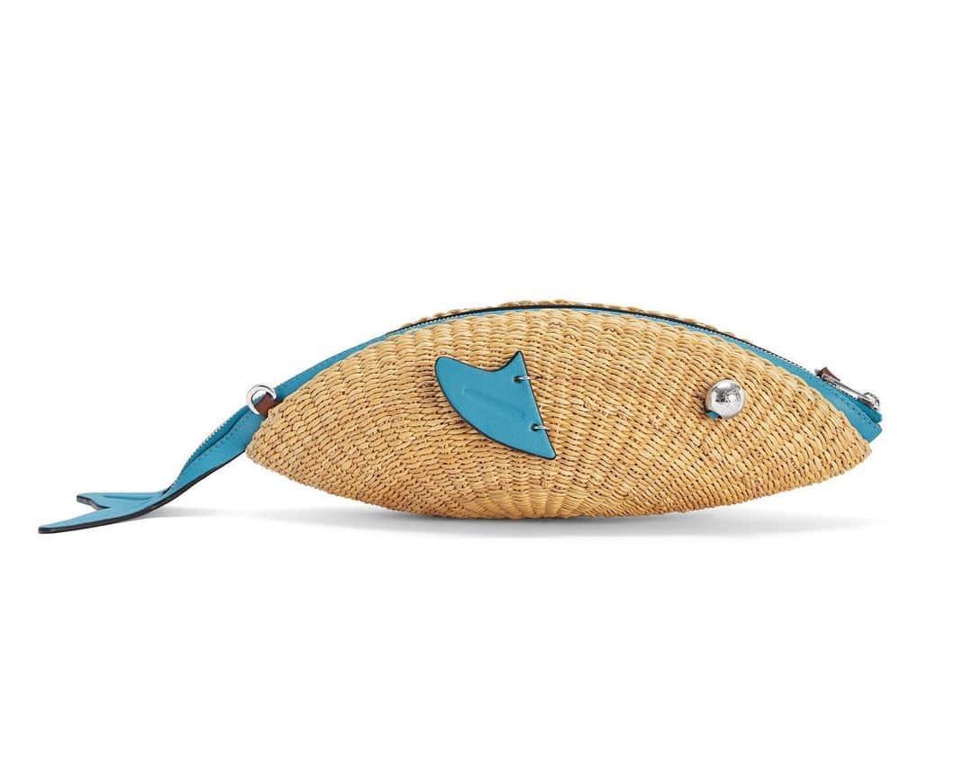 のインスタグラム：「Craft is the essence of LOEWE, and we interpreted it in the Paula’s Ibiza 2020 collection with a nomadic sensibility by collaborating with communities of artisans who use specialist handcraft techniques and naturally-occurring materials. A crossbody bag expertly woven in Ghanaian elephant grass follows the curve of a fish's body, with beaded eyes, fins and tail trims in leather.  Available in store and on loewe.com  #LOEWE #LOEWEpaulas  LOEWE will be donating 40 euros for every product sold in the Paula’s Ibiza fashion collection to educational projects for children affected by COVID-19 between April and August 2020 in LOEWE stores and on loewe.com.」
