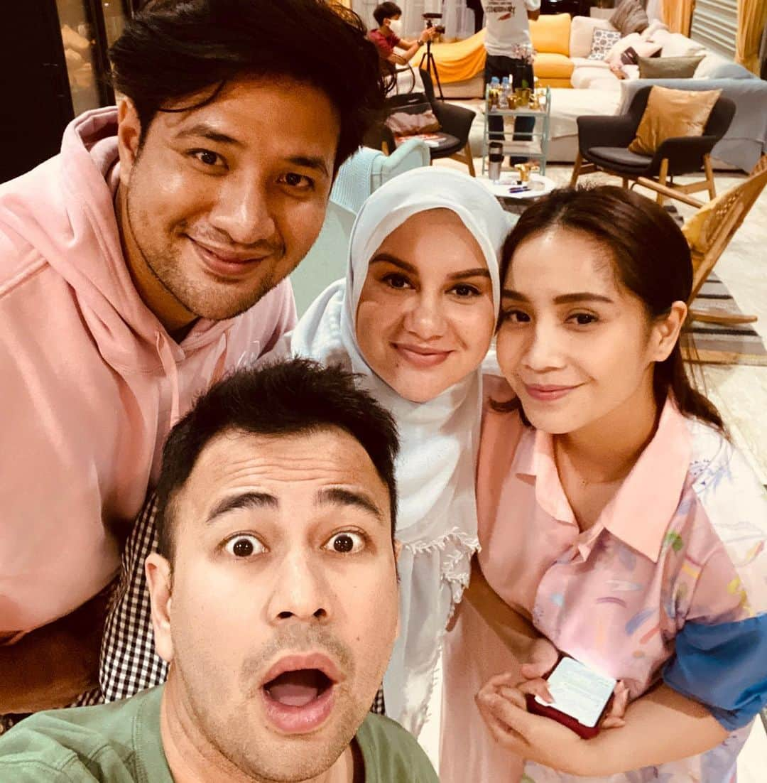 Raffi Ahmadさんのインスタグラム写真 - (Raffi AhmadInstagram)「Open QnA sama AISH 😍  @ammarzoni ❤️ @_irishbella_  Sekarang nih lagi Collabs Youtube 🙏⭐️」7月5日 23時08分 - raffinagita1717