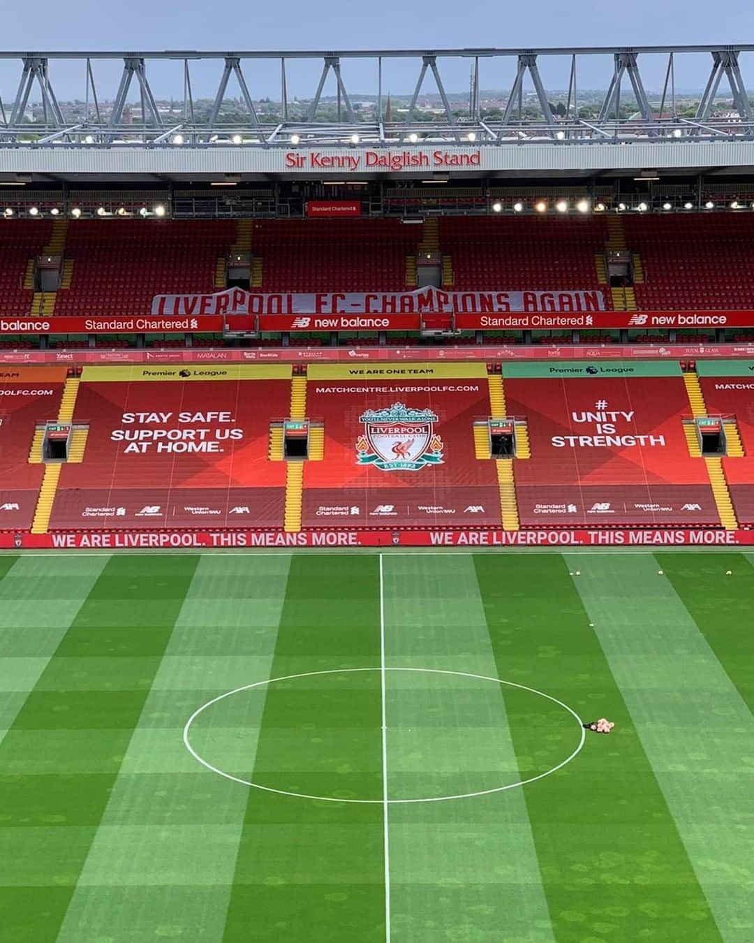 リヴァプールFCさんのインスタグラム写真 - (リヴァプールFCInstagram)「That banner 😍 LIVERPOOL FC - CHAMPIONS AGAIN 🏆 #Champions #LFC #LiverpoolFC #Liverpool #Anfield #LIVAVL」7月5日 23時12分 - liverpoolfc