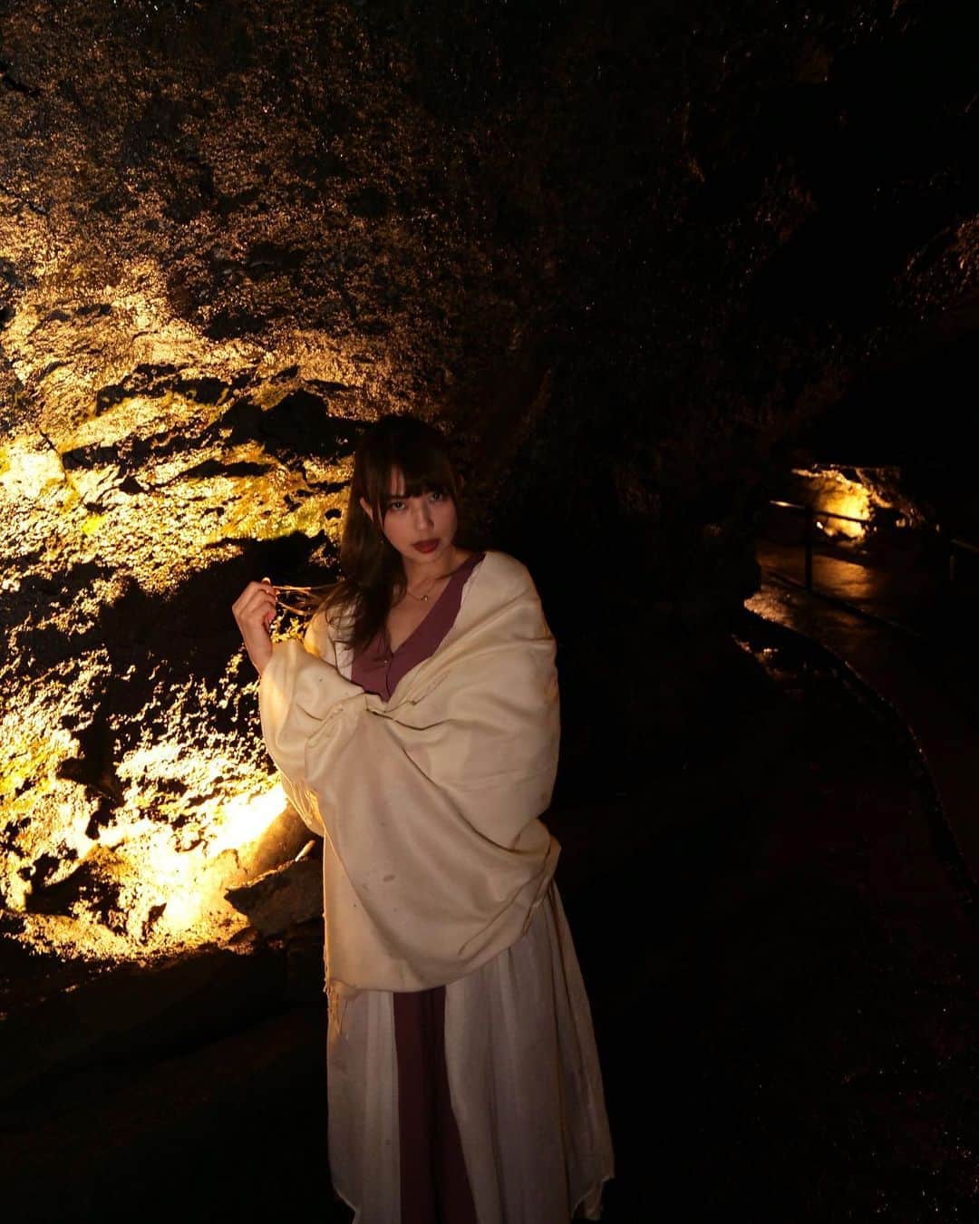 かねさだ雪緒のインスタグラム：「去年撮って頂いた画像 洞穴…ひんやりしてて涼しかったな  #ポートレート #洞穴」