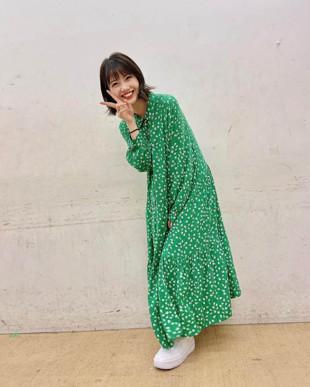 MOMOKAさんのインスタグラム写真 - (MOMOKAInstagram)「・ この間の配信で着ていたワンピース👗❣️ 投稿のところに、みどりの自撮りがダブっちゃうー！って思って、全身✌️久々😂 聞いて、、これセールで、¥2000切ってたのよ！？かわいいしときめいた〜🥰🎊  リップは、最近ゲットした、  #bobbibrown のやつ😚💄自分の肌に合う赤リップ、、？顔色悪くみえたりくすんで見えないやつを探してるの、、 これいいんじゃない！？みたいなのあれば教えて〜🙏😂」7月5日 23時18分 - momoka_jewel