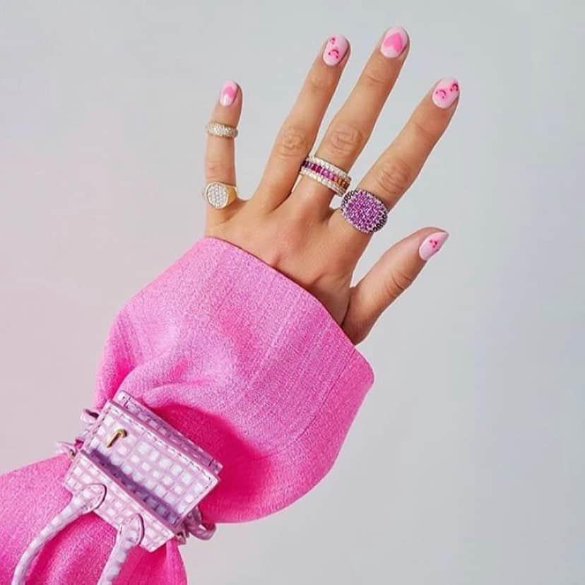 Blonde Saladさんのインスタグラム写真 - (Blonde SaladInstagram)「PINK WORLD🎀 #theblondesalad #fashion #jacquemus #nails #mood @threadsstyling」7月5日 23時19分 - theblondesalad