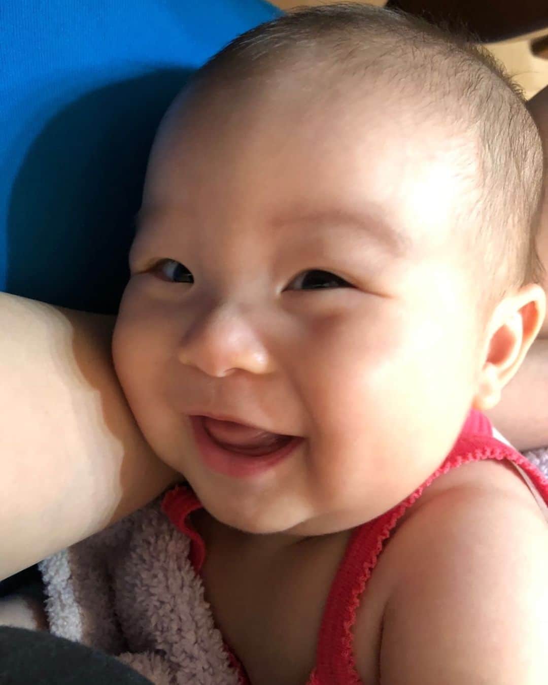 川島章良のインスタグラム：「. . .  息子くんと離ればなれだったので最初は笑ってくれ  なかったり、がつりなかれたりしたけど  最近めっちゃ笑ってくれる。  まぁ脇をこしょこしょしたり、自分が笑ったりすると  笑ってくれる。可愛いいやつめ。  遠くから近づいても笑ってくれる。  4カ月離れてだから3カ月くらいは慣れるまでかかるなかと思ったけど、  最近は泣いてでも抱っこすると泣きやんでくれる。  可愛いやつめ。  でも顔面つねるのやめてね。  #息子 #笑顔 #きっぺい #親子 #親バカ部  #パパリ」