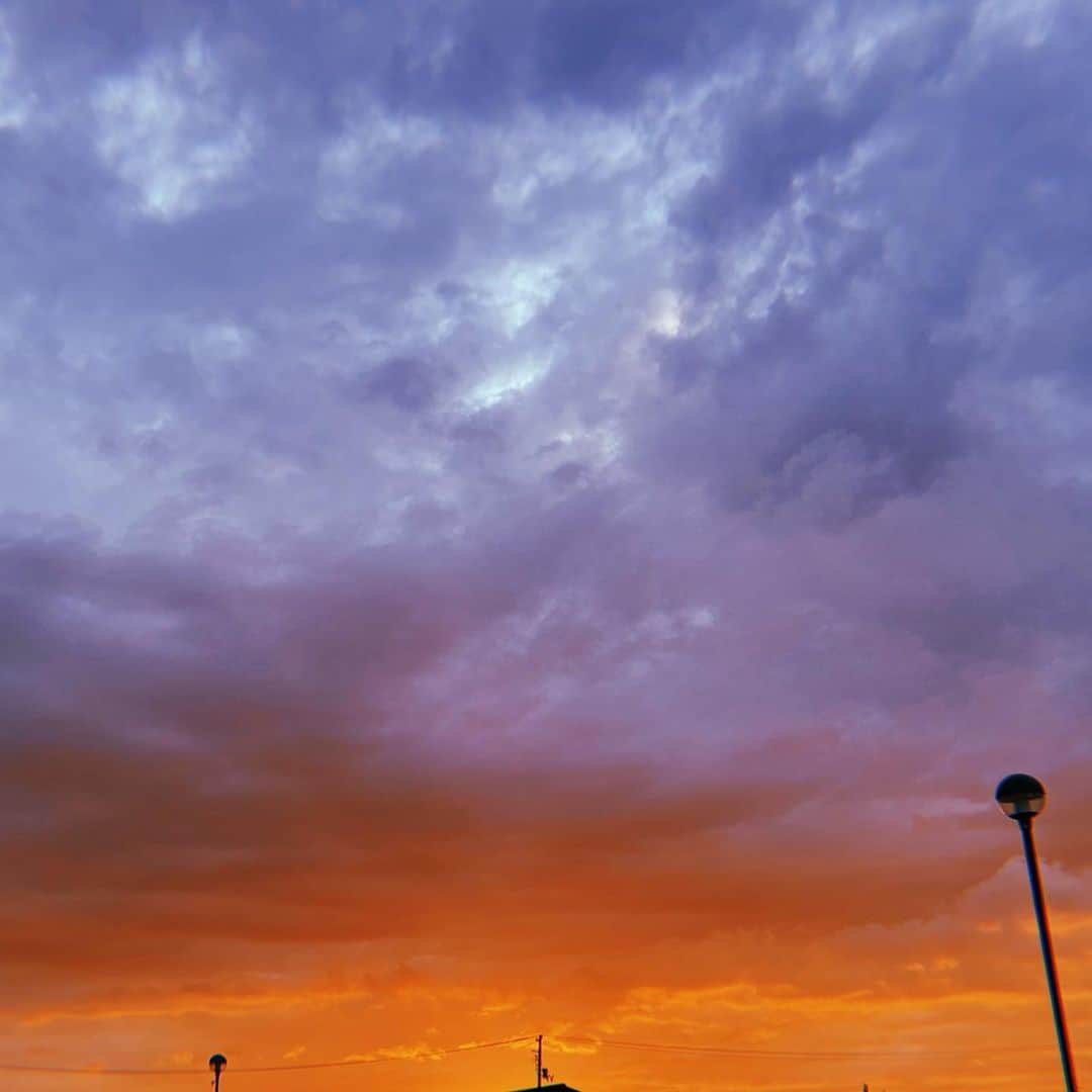 清原梨央さんのインスタグラム写真 - (清原梨央Instagram)「この前す〜ごい綺麗なオレンジ色？の空が撮れました 夕焼け空が一番うおぉ〜ってなる🌇今年の夏も綺麗なのいっぱい見たいな〜 ・ #夕陽　#夕焼け　#空 #おやすみなさい🌙」7月5日 23時42分 - ___rioky001114