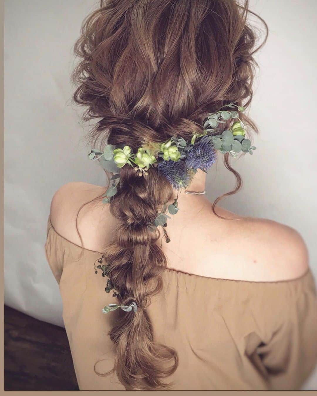 RabichePowのインスタグラム：「数年前に作ったスタイル見ながら😌💙 . この時の良さも考えたり スタイルの幅を広げたり クオリティーを高めたり 色んなことしてきたなーと😂 . いつもそこには仲良いお客様がいて 喜んでもらえるスタイル❤️ ていうのが大前提。 . それがなければ 最新技術だからとか、そんなことは無意味🐰💕 . 新しい発見やこだわりは、 いつも 誰かのお気に入りスタイルの中に❤️ . #rabichepow#ロングヘア #ヘアアレンジ#ヘアメイク#しみずちひろ#ラビッシュポー#出張ヘアメイク#ブライダル#ルアナウエディング」