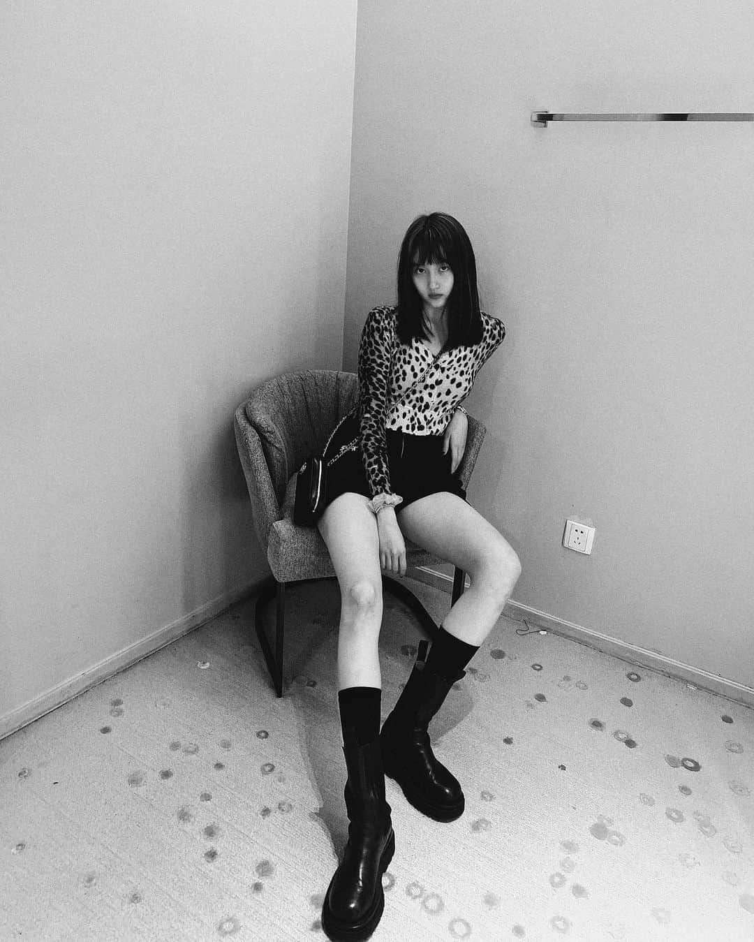 クアン・シャオトン（Guan Xiaotong）のインスタグラム：「这个刘海不太像我哈哈🙃🙂」