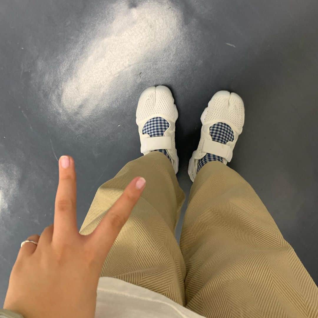 HONOKAのインスタグラム：「.〻  昨日のエアリちゃん(勝手に命名) 靴下との組み合わせ考えるの楽しい〜かわいい〜🤤🤍  コンバースも新しく買ったけんはよはきたいな…雨やんでくれ…  #nike #エアリフト」