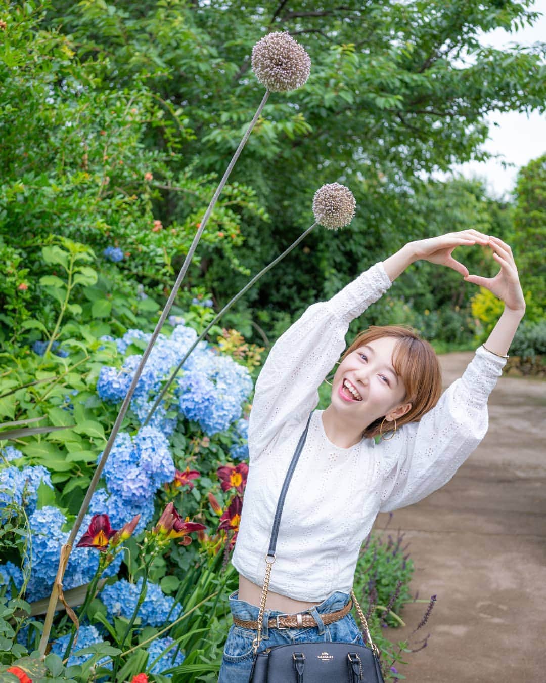 伊藤美羽のインスタグラム：「. この背の高い植物はじめて見たんだけど、これは一体何？笑 気になってるけどずっと正体がわからない…😂 お花なのかな🤔 名前知ってる人いたら教えてください笑 . . . . . . . . . . #ポートレート #撮影 #横浜イングリッシュガーデン」