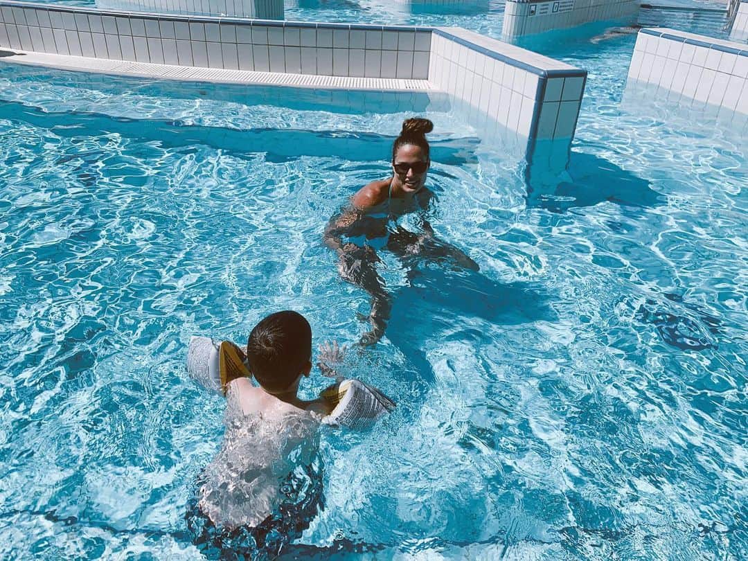 ズザンナ・ヤカボスさんのインスタグラム写真 - (ズザンナ・ヤカボスInstagram)「vasárnap is vízben ☺️🐣 csak lekerült az a karúszó a végére🐤 . . . . #sundayfunday #sundayvibes #sundayswim #swimming #swimmer #water #bikini #swimwear #athlete #pool #pooleveryday #getfit #stayfit #healthylifestyle #policesunglasses #summervibes」7月5日 23時45分 - zsuzsubell