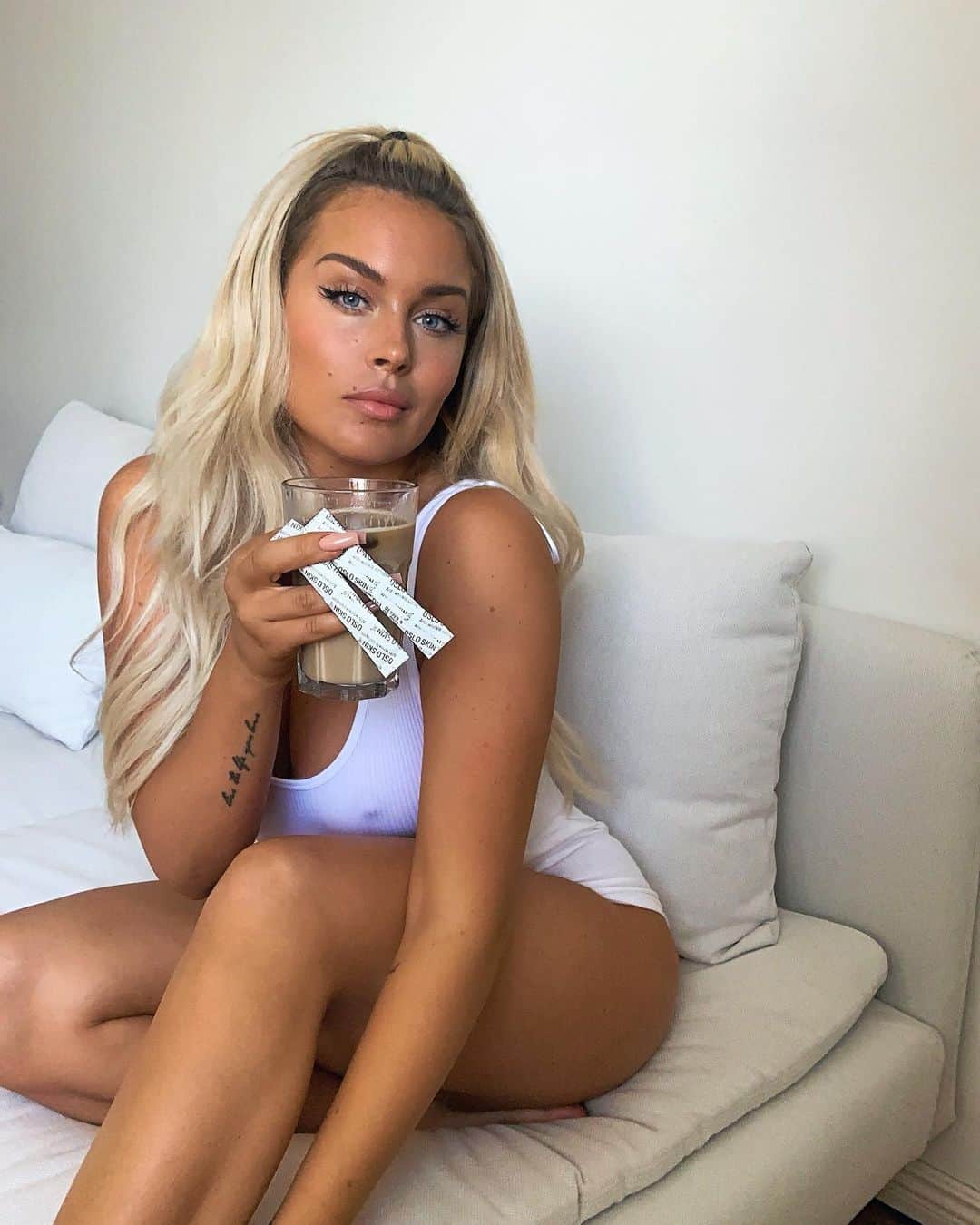 ファニー・リックマンのインスタグラム：「Can we talk about my GLOW!? ✨ Använder mig av @osloskinlab_sverige  The solution” som är ett collagen pulver i min daglig rutin för att få fastare hy och mer glow!   Det är helt naturligt, både smak och luktfritt,  och reducerar dina rynkor med i genomsnitt 20% 👏🏼  Pic 2. Oredigerad bild utan filter så ni får en close up på min hy ser ut so far 🖤 (har dock smink)  Med koden: FANNY får du 60% off på din första beställning och 30% på alla kommande beställningar.  Beställer gör du på osloskinlab.se  (Swipe up link in my story)」