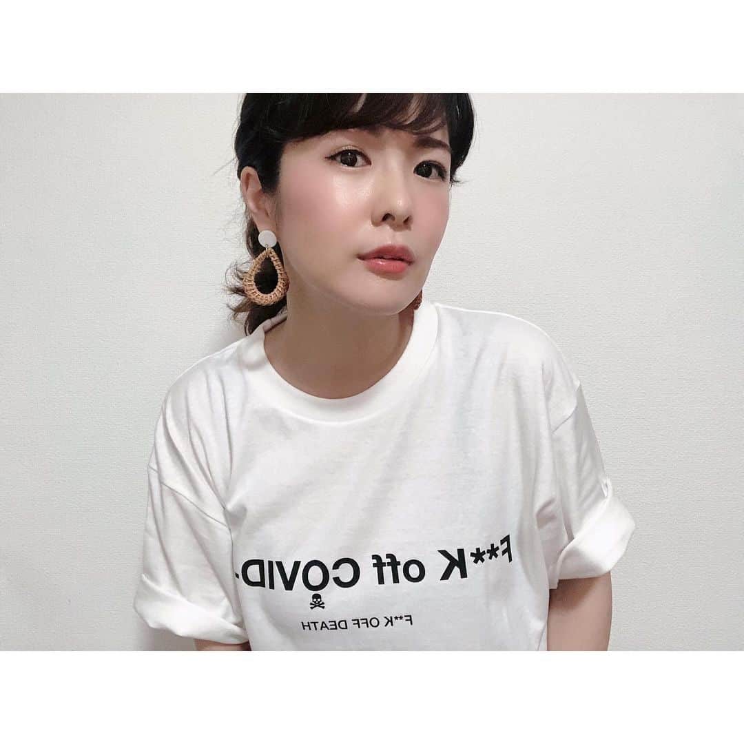 福咲れんのインスタグラム：「BLACK HONEY CHILI COOKIE @black_honey_chili_cookie メッセージ Tシャツを製作いたしました。﻿ ﻿ デザイナー髙原から世の中へ発信するメッセージパフォーマンス。﻿ ﻿ ややオーバーサイズのS・M・Lの３サイズ、BLACK・WHITEの展開です。﻿ ﻿ どんな困難があろうとも、それを乗り越えてファッションが人々の心に希望と勇気を与え続ける事を願って。﻿ ﻿ ・2904567、COVID-19 Tee﻿ ・￥3,400＋税﻿ ﻿ ﻿ ※商品の発送は6月末以降から順次発送となります。﻿ ※予約販売状況により、お届けに通常よりお時間をいただく場合がございます。ご了承ください。﻿ ﻿ ﻿ ▶︎OFFICIAL WEB STORE.﻿ https://blackhoney.shop/ ﻿ ﻿ ▶︎OFFICIAL SITE.﻿ https://blackhoney.jp/  #blackhoneychilicookie #covid19  髪下ろすとガラっと雰囲気変わるな〜🥺 ちなみに私が着ているのはMサイズ！」