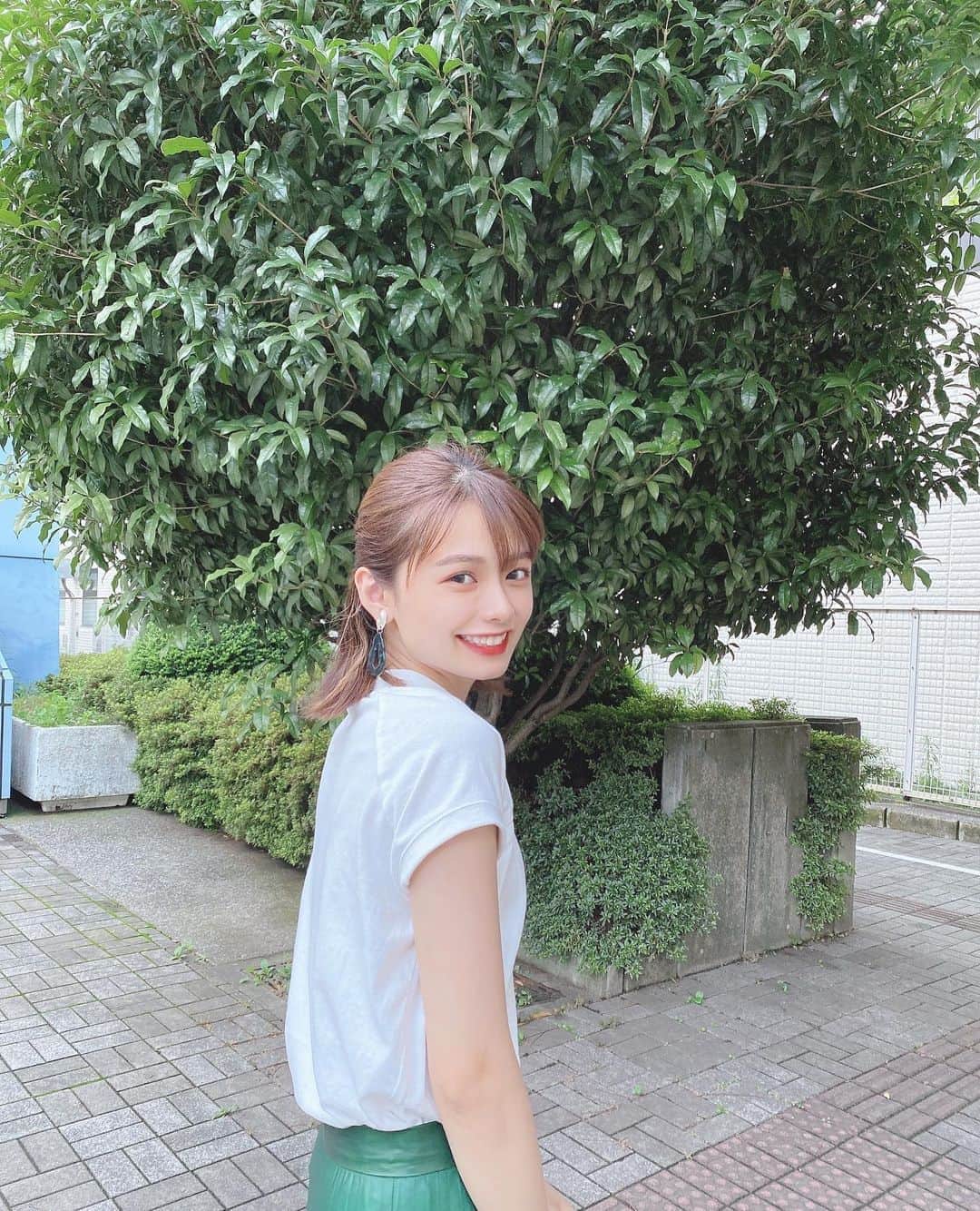 足立佳奈のインスタグラム：「大好きな緑に合う最近の推し☺︎☺︎ このTシャツのかたち？がすき。 #あだちふく」