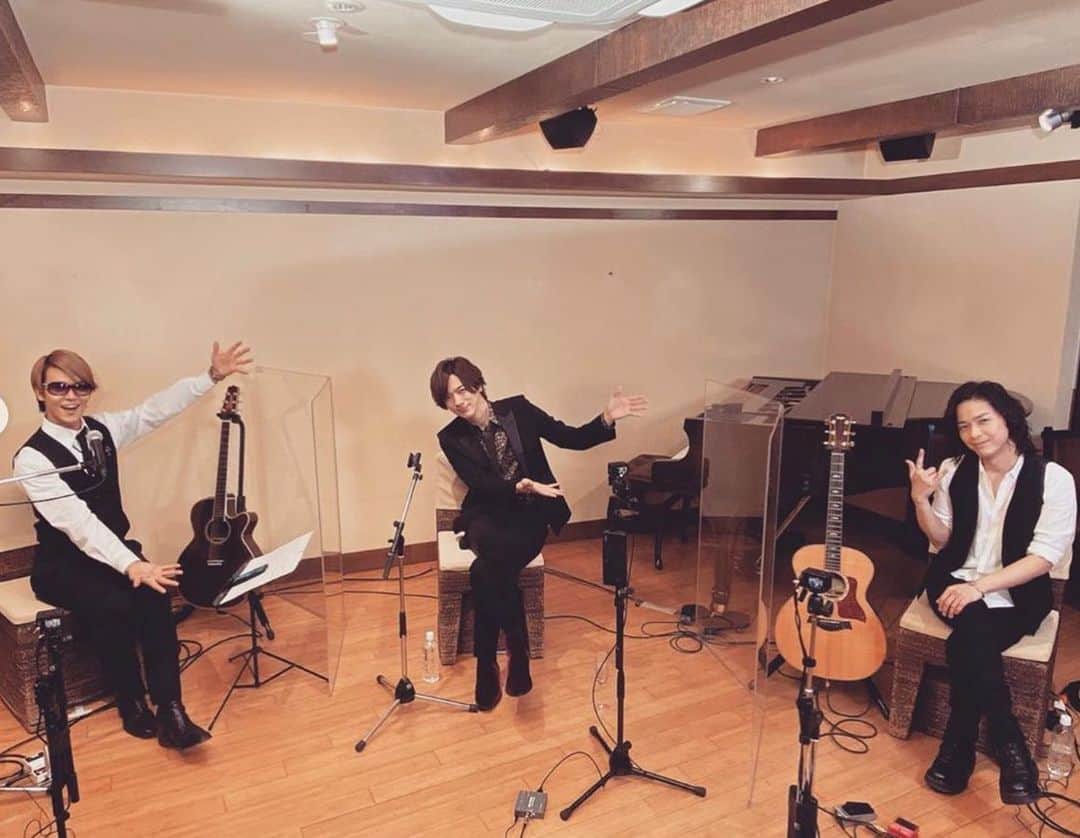 SHINPEIのインスタグラム：「BREAKERZ 生配信 2020 ﻿ ～AKIHIDE's BIRTHDAY～ ﻿ BREAKERZ BARへようこそ﻿ @SHOWROOM﻿ ﻿ 店内への案内役:SHINPEI﻿ バーテンダー:DAIGO﻿ さすらいのギタリスト:AKIHIDE﻿ ﻿ として、視聴者の皆さんをおもてなしさせて頂きました！﻿ ﻿ 生配信ならではの演出で、とっても楽しかったよね。﻿ ﻿ ライブでみんなと会えるのはもちろん一番の楽しみだけど、こういった配信もまたやろうね！﻿ ﻿ 次にお越し頂く際は、忘れ物のないように★﻿ ﻿ あ、でも﻿ ﻿ もし忘れても、さすらいのギタリストAKIHIDEがお届けします。﻿ ﻿ ありがとう！﻿ ﻿ そしてAKIHIDEさん、お誕生日おめでとうございます。」