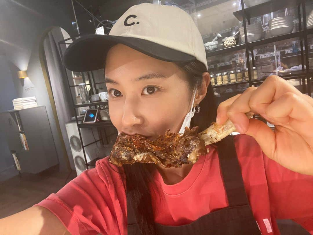 ユリ さんのインスタグラム写真 - (ユリ Instagram)「이탈리아 죽 ‘폴렌타’에 치즈넣어서 고소하게 만들고 , 그 위 고기 살만 발라서 .... 역시 무엇보다 고기는 뜯어야 제 맛  ㅎㅎ」7月5日 23時55分 - yulyulk