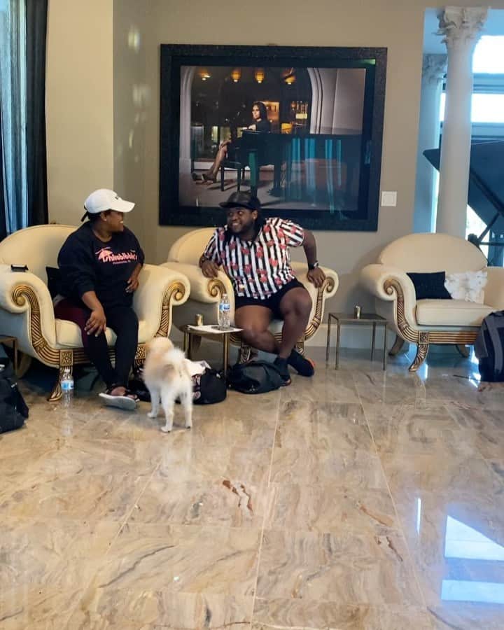 ジェニファー・ハドソンのインスタグラム：「Team jhud help me wish @davonflemingofficial a very big happy birthday ! That’s a singing thing ! Singing down in the singing circle ! True Hudsonette! Here at jhud productions we take care of our own and we do consider you our own ! Happy birthday babe ! Sing Davon ! #clarksisters #happysunday」
