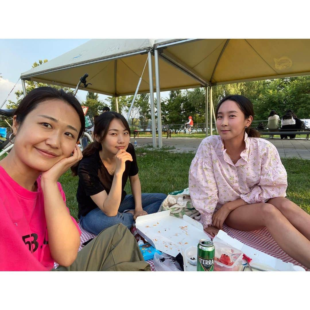 ジョン・ジェウンのインスタグラム：「. 급번개  비씨 세명, 담엔 언니도 함께🥰@jinny_b_kwon   #연트럴파크 #한강공원 #따릉이 #엑소엘(?)」