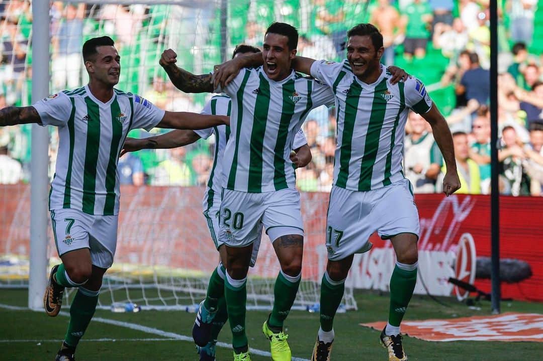 クリスティアン・テージョのインスタグラム：「Orgulloso y feliz de pasar la barrera de los 100 partidos vistiendo la camiseta del @realbetisbalompie , la VerdiBlanca!!! Vamos a por más 😀💚💪🚀」
