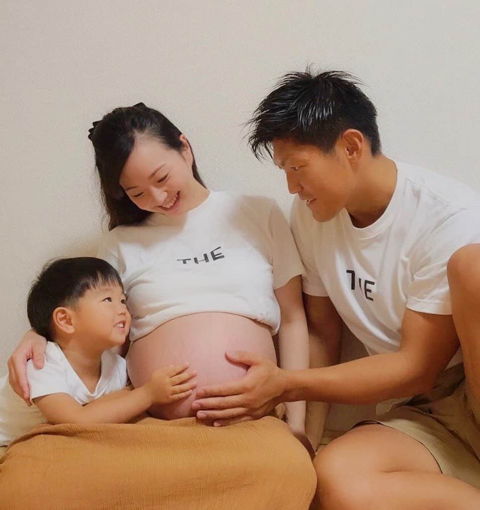 渡部太基のインスタグラム：「.  Welcome to the Watabe family.👨‍👩‍👦‍👦 . 待ち遠しかった我が第二子👶 コロナにビビってここ数ヶ月、自粛しまくりました。 もう少し落ち着いたら 渡部、動きます。 ※多目的トイレは普段から使わないので安心してください。 #自宅でマタニティーフォト #自粛生活  #昨日から息子と二人の生活 #渡部だよ  #the @_73r_」