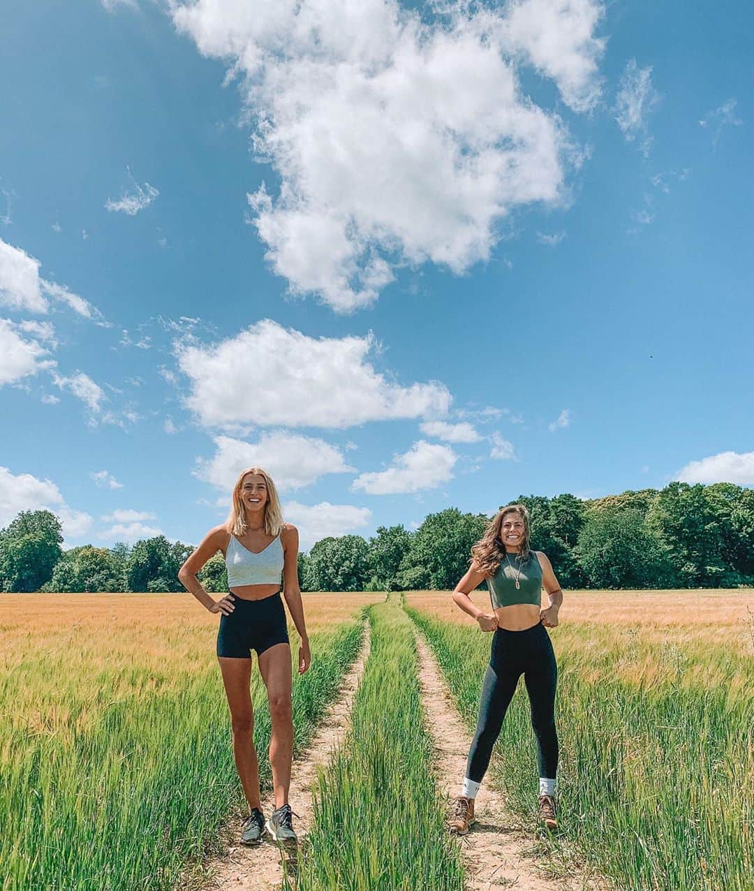 Zanna Van Dijkさんのインスタグラム写真 - (Zanna Van DijkInstagram)「It’s kinda awkward trying to get a picture with your pal at a distance 🤣 But it was amazing to join @stephelswood for a wholesome AF picnic & country walk today. Please can we never leave it almost 6 months without seeing each other again? ❤️ #reunited #bestfriends #lockdownlife #sevenoaks #kent #kentlife #kentliving #londonlife #escapinglondon」7月6日 0時12分 - zannavandijk