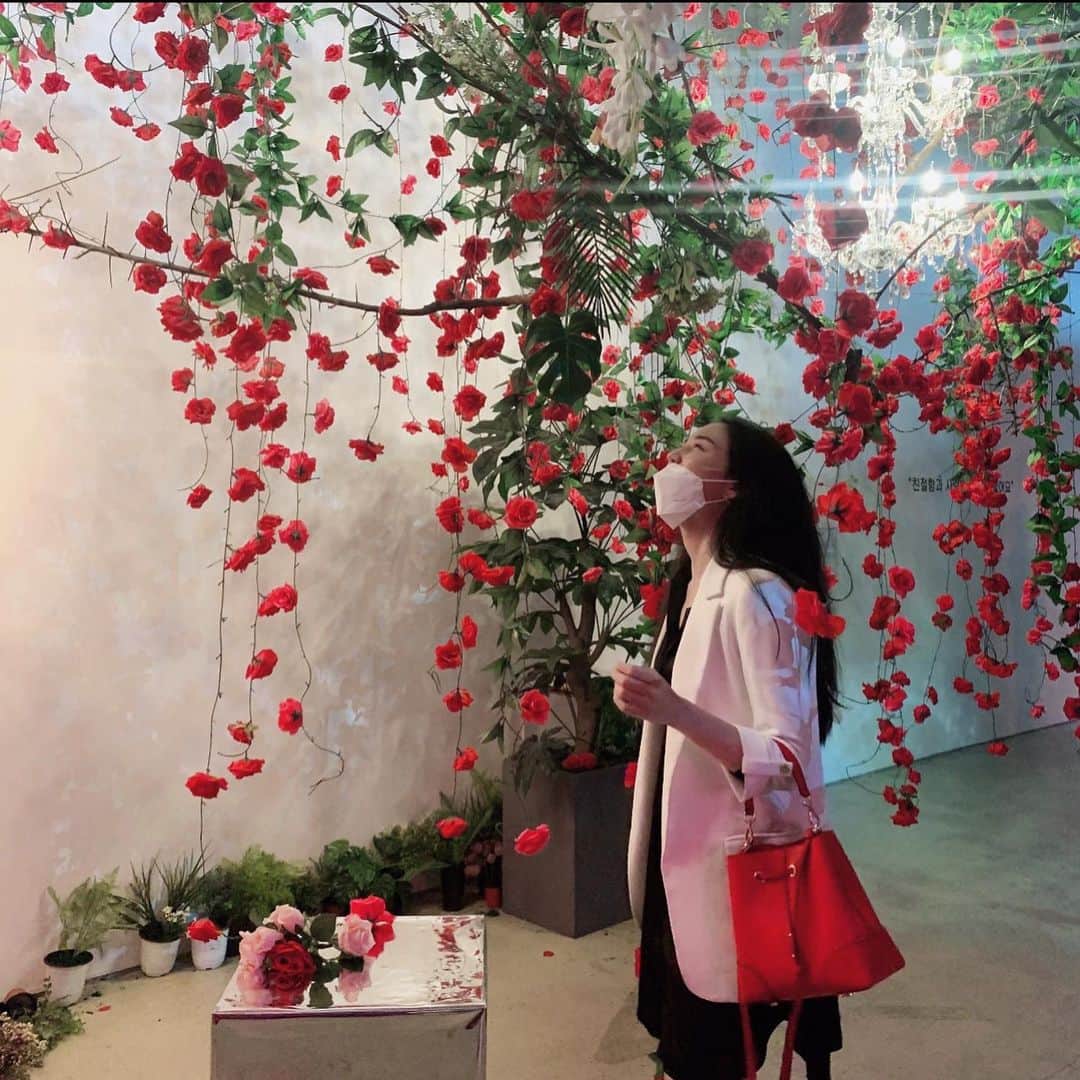 ティア さんのインスタグラム写真 - (ティア Instagram)「Roses are my favorite🌹 “기적도 조금은 시간이 필요하단다” #전시회」7月5日 15時23分 - tia_0315