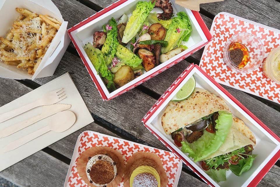 のインスタグラム：「本日のlunch♡お外に出ないともったいないお天気だったので、park hyattのkyoto bistroであれやこれやをtake outして円山公園でピクニックすることに＼(^o^)／✔︎蛸と野菜のサラダ✔︎フレンチフライ✔︎枝豆ファラフェルと季節野菜のピタサンド。ちゃっかりデザートにシュークリームも♡(1番人気のマンゴーとティラミスをチョイス。)見た目から可愛いboxでテンション上がる♡ #wakkingourmet#parkhyattkyoto#パークハイアット京都#京都#kyoto」