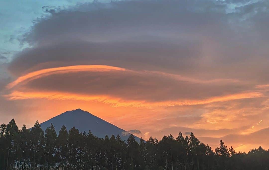 phantastic420のインスタグラム：「. 🤩🤩“Shizuoka” prefecture in Japan is a place where you can see the most “phantastic” Mt. Fuji🗻 in the world.🤩 #富士山 #mtfuji #japan #shizuoka #fujinomiya  #宮すた #miyasta @fujinomiyacity  #phantastic420photography #mostphantasticmtfuji #selamatpagi  #goodmorning  #おはようございます 😇😇😇😇😇😇😇🗻😇😇😇😇 久々に🗻撮った🤣自宅からは今朝も真っ白🤣でも何故かこっち方面行けば見えるような気がして行ってみました👍もちろん誰もいませんでしたけどねぇ🤣👍」