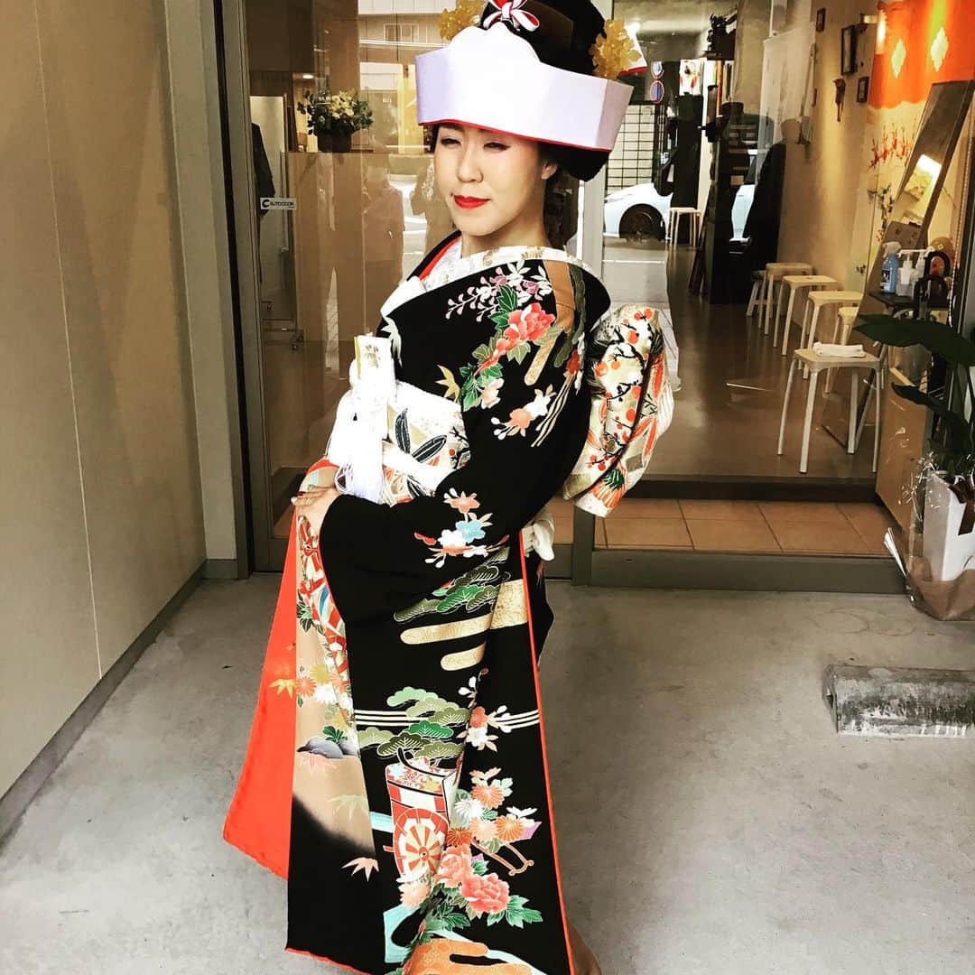 金沢着物レンタルshop心結〜kokoyui〜さんのインスタグラム写真 - (金沢着物レンタルshop心結〜kokoyui〜Instagram)「心結から花嫁御寮が出発しました💕✨ 美しい✨ おめでとうございます㊗️🎊🍾 .  。 。  #金沢観光 #金沢着物 #金沢ランチ #金沢グルメ #撮影 #兼六園 #東茶屋街 #21世紀美術館 #着物ヘア #ヘアセット #和服 #着物 #レトロ着物 #アンティーク着物 #着物女子 #着物コーディネート#きもの  #kimono #kimonorental #kimonostyle #kimonogirl #japanesekimono #和服體驗  -----*----*------*-----*----*-------- @kokoyui_kimono  ⚫︎金沢駅前 着物レンタル心結(ここゆい)  ⚫︎営業時間 : 9:00〜18:00 ⚫︎address : 金沢市本町1-3-39 ⚫︎tell : 076-221-7799 ⚫︎金沢駅から徒歩5分  ⚫︎コインパーキング補助  @kokoyui_furisode #成人式 #卒業式 #振袖 #結婚式 @kokoyui753 #お宮参り#七五三」7月5日 15時21分 - kokoyui_kimono