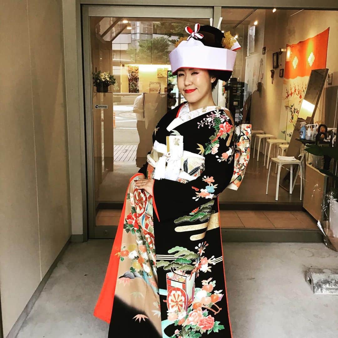 金沢着物レンタルshop心結〜kokoyui〜のインスタグラム：「心結から花嫁御寮が出発しました💕✨ 美しい✨ おめでとうございます㊗️🎊🍾 .  。 。  #金沢観光 #金沢着物 #金沢ランチ #金沢グルメ #撮影 #兼六園 #東茶屋街 #21世紀美術館 #着物ヘア #ヘアセット #和服 #着物 #レトロ着物 #アンティーク着物 #着物女子 #着物コーディネート#きもの  #kimono #kimonorental #kimonostyle #kimonogirl #japanesekimono #和服體驗  -----*----*------*-----*----*-------- @kokoyui_kimono  ⚫︎金沢駅前 着物レンタル心結(ここゆい)  ⚫︎営業時間 : 9:00〜18:00 ⚫︎address : 金沢市本町1-3-39 ⚫︎tell : 076-221-7799 ⚫︎金沢駅から徒歩5分  ⚫︎コインパーキング補助  @kokoyui_furisode #成人式 #卒業式 #振袖 #結婚式 @kokoyui753 #お宮参り#七五三」