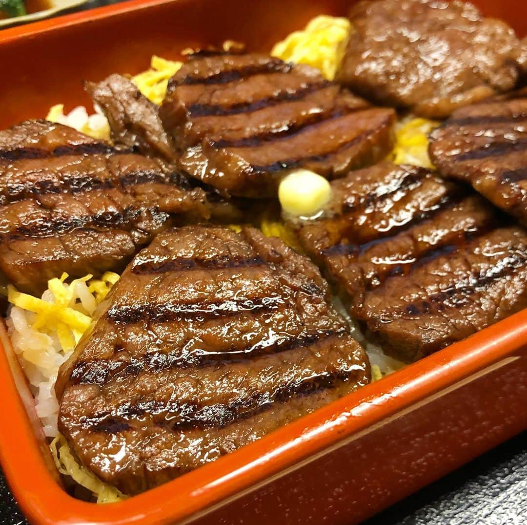 東京肉レポートさんのインスタグラム写真 - (東京肉レポートInstagram)「ステーキ重御膳食べてほしい！お肉もめちゃ柔らかくて、味付けは鰻のタレっぽい少し甘めの仕上がり！常連のお客さんの中にはこれを毎週食べにくる方もいるほど隠れたファン多いメニューです！ ﻿ 価格帯：1,500〜5,000円﻿ オススメメニュー：すき焼鍋御膳、ステーキ重御膳 ﻿ Japanese style Wagyu steak bowl at “Yoshizawa” for lunch !  #吉澤 #銀座 #銀座グルメ #ハンバーガー #焼肉 #ステーキ #カレー #すき焼き #肉 #和牛 #牛 #グルメ #東京肉レポート #肉レポ #おうちで和牛 #yoshizawa #ginza #hamburger #yakiniku #wagyu #beef #steak #instafood #food #foodie #barbecue #bbq #tokyo #tokyo_wagyu_report」7月5日 15時26分 - tokyo_wagyu_report