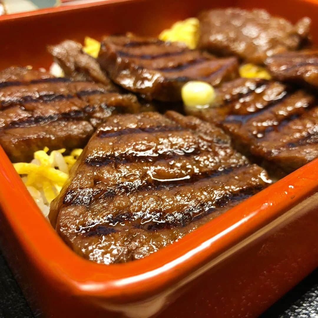 東京肉レポートさんのインスタグラム写真 - (東京肉レポートInstagram)「ステーキ重御膳食べてほしい！お肉もめちゃ柔らかくて、味付けは鰻のタレっぽい少し甘めの仕上がり！常連のお客さんの中にはこれを毎週食べにくる方もいるほど隠れたファン多いメニューです！ ﻿ 価格帯：1,500〜5,000円﻿ オススメメニュー：すき焼鍋御膳、ステーキ重御膳 ﻿ Japanese style Wagyu steak bowl at “Yoshizawa” for lunch !  #吉澤 #銀座 #銀座グルメ #ハンバーガー #焼肉 #ステーキ #カレー #すき焼き #肉 #和牛 #牛 #グルメ #東京肉レポート #肉レポ #おうちで和牛 #yoshizawa #ginza #hamburger #yakiniku #wagyu #beef #steak #instafood #food #foodie #barbecue #bbq #tokyo #tokyo_wagyu_report」7月5日 15時26分 - tokyo_wagyu_report