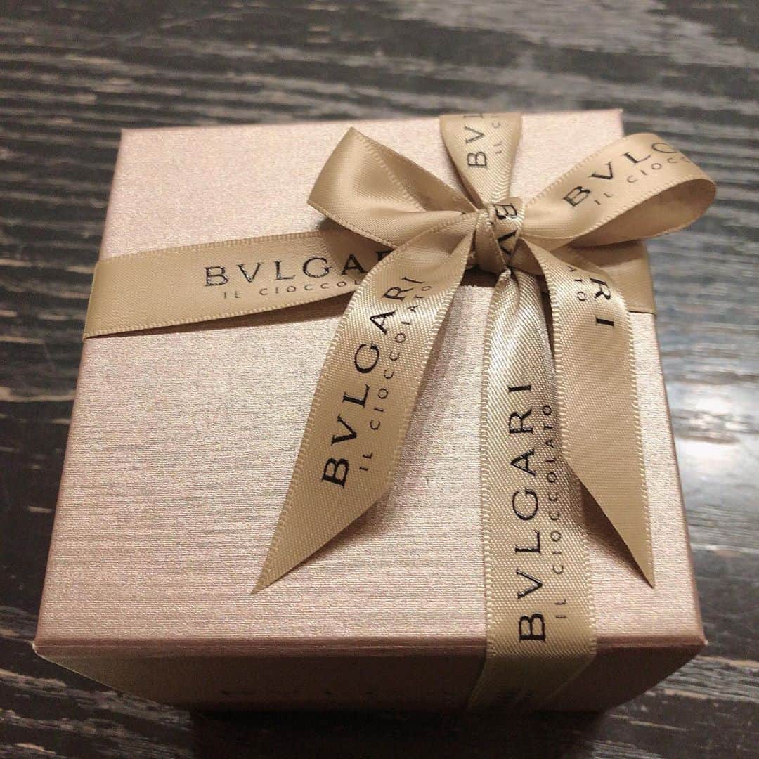 有奈めぐみのインスタグラム：「BVLGARIのケーキをいただきました♡ありがとうございます。BVLGARIにケーキがあることにビックリ‪wレモンの風味。 #av #風俗 #風俗嬢 #熟女 #ブルガリ #ケーキ #bvlgari #bvlgariケーキ」