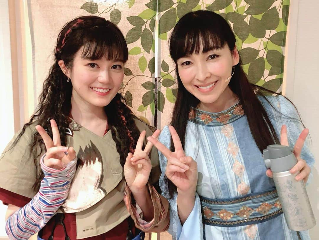 生田絵梨花さんのインスタグラム写真 - (生田絵梨花Instagram)「大好きな麻生さんと ソーシャルディスタンス写真  本当に、優しくて面白くて癒しで尊敬する麻生さんが大好きすぎて、違う現場で初対面のメイクさんとかにも魅力語っちゃうくらい😂  2人でケガレのテーマを歌いました。 麻生さんの素敵な声がまたそばで聞けて嬉しかった…♪  あ、そうそう 気づいてくれた方いるかわからないんだけど 髪型、ちょっと編み込み入れて、ケガレっぽくしてみたんだぁ  #麻生久美子 #ミソギ #ケガレ  #編み込み #アクリル演劇祭 #松尾スズキ #シアターコクーン」7月5日 15時47分 - ikutaerika.official