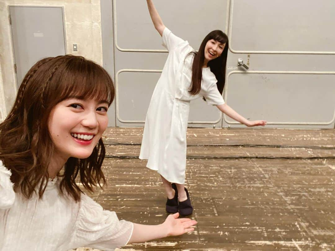 生田絵梨花さんのインスタグラム写真 - (生田絵梨花Instagram)「大好きな麻生さんと ソーシャルディスタンス写真  本当に、優しくて面白くて癒しで尊敬する麻生さんが大好きすぎて、違う現場で初対面のメイクさんとかにも魅力語っちゃうくらい😂  2人でケガレのテーマを歌いました。 麻生さんの素敵な声がまたそばで聞けて嬉しかった…♪  あ、そうそう 気づいてくれた方いるかわからないんだけど 髪型、ちょっと編み込み入れて、ケガレっぽくしてみたんだぁ  #麻生久美子 #ミソギ #ケガレ  #編み込み #アクリル演劇祭 #松尾スズキ #シアターコクーン」7月5日 15時47分 - ikutaerika.official