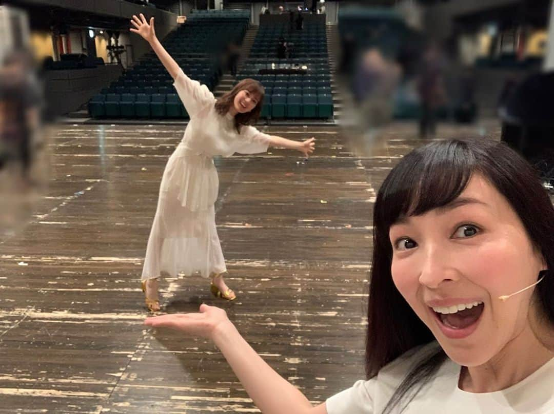 生田絵梨花さんのインスタグラム写真 - (生田絵梨花Instagram)「大好きな麻生さんと ソーシャルディスタンス写真  本当に、優しくて面白くて癒しで尊敬する麻生さんが大好きすぎて、違う現場で初対面のメイクさんとかにも魅力語っちゃうくらい😂  2人でケガレのテーマを歌いました。 麻生さんの素敵な声がまたそばで聞けて嬉しかった…♪  あ、そうそう 気づいてくれた方いるかわからないんだけど 髪型、ちょっと編み込み入れて、ケガレっぽくしてみたんだぁ  #麻生久美子 #ミソギ #ケガレ  #編み込み #アクリル演劇祭 #松尾スズキ #シアターコクーン」7月5日 15時47分 - ikutaerika.official