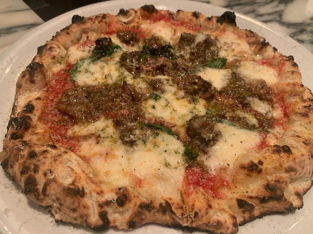安森彩那さんのインスタグラム写真 - (安森彩那Instagram)「15時のおやつです☀️ 今回はオススメするのは @ceciltanaka  に｢ここ行ったら他のピザが食べれなくなるほど中毒性があるまぢで美味しいピザがあるからいこ！｣て言われて行った SAVOY (麻布十番店) さん。 特にゆーき @yuki_motokura  さんが作るピザが絶品なんだとか😮✨ 早速注文！ ・マルゲリータ ・ツナピザ ・尾崎牛のピザ ・クアトロ・フォロマッジ (女性に人気!) ・ 生地から作るゆーきさんの手際がハンパないって⚽️✨ ・ そして最初に出てきたマルゲリータを食べた瞬間、わかった❗ ここのPIZZAは美味しい❗と。 どれも美味しいけど一番感動したのが、ツナピザ。 想像してたのが、ツナ缶のツナにマヨネーズ。 せやけど出てきたのは鮪❗ その発想に驚きを隠せず、さらに山葵をのせて食べると、スーパウルハイ美味ルンティ♥♥♥ 一人1枚は軽くいけますな(笑) - 頼みすぎたかな？て思ったけど、 怖いものでこの生地だといくらでも食べれちゃうんですよー。まさに “ピザは飲み物”と言っては過言ではない❗←デブ 全く罪悪感感じないから恐ろしい(⊙ꇴ⊙)はざまらぎー!!! - 中毒性になる理由がわかりました❗ セシルンティありがとう😊♥ また絶対いくルンティ✿.*·̩͙ ゆーきさんありがとうございました｡*⑅୨୧┈┈┈┈┈┈┈┈┈୨୧⑅*｡  ・・・・  #pizza#pizzalovers#pizzaphotography#pizzamaker#tokyo#staysafe#stayathome#savetherestaurants #東京グルメ#麻布十番グルメ#ピザ#savoyとまととちーず店」7月5日 15時47分 - ayana.y_official